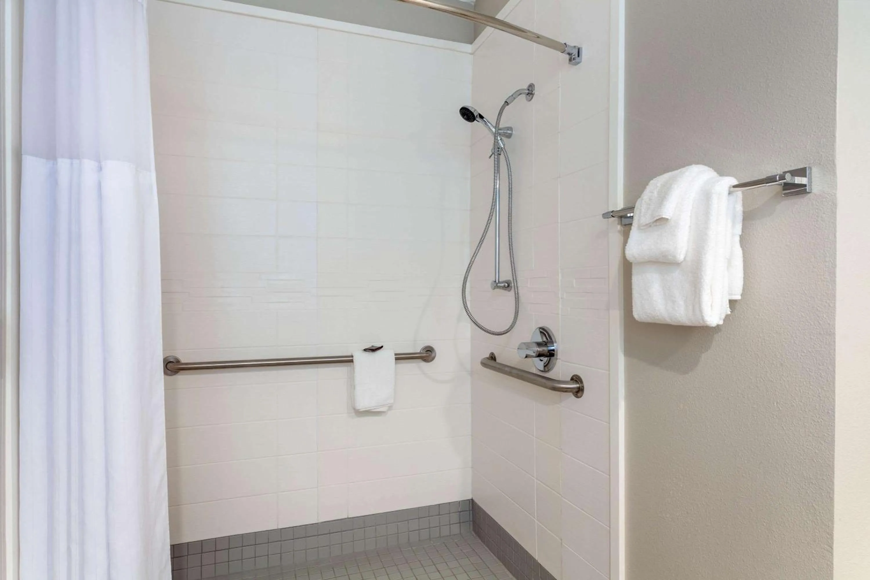 Shower in Nobile Hotel Parkway at Celebration Orlando Very Close to Disney Theme Parks