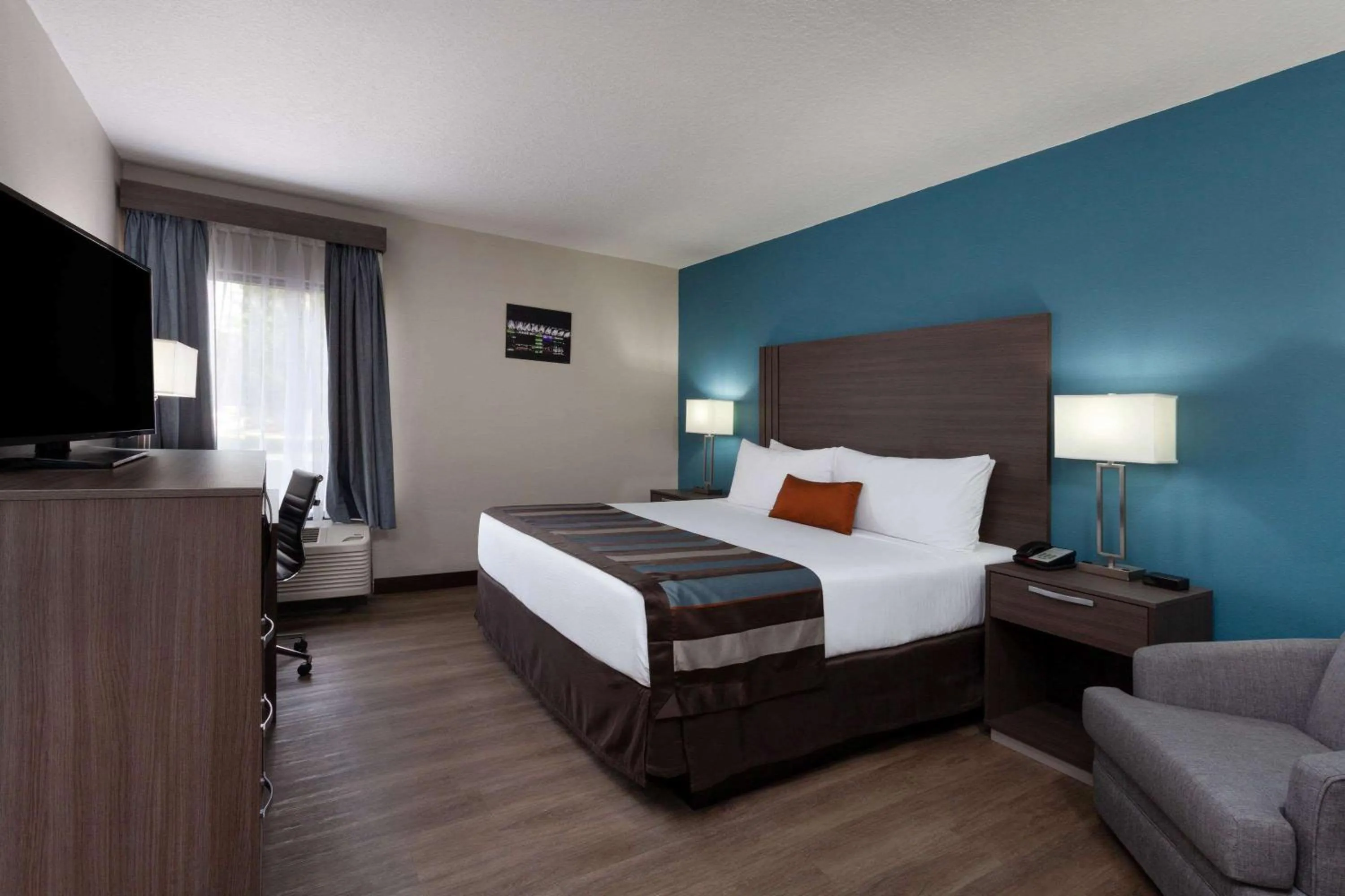 Photo of the whole room, Bed in Nobile Hotel Parkway at Celebration Orlando Very Close to Disney Theme Parks