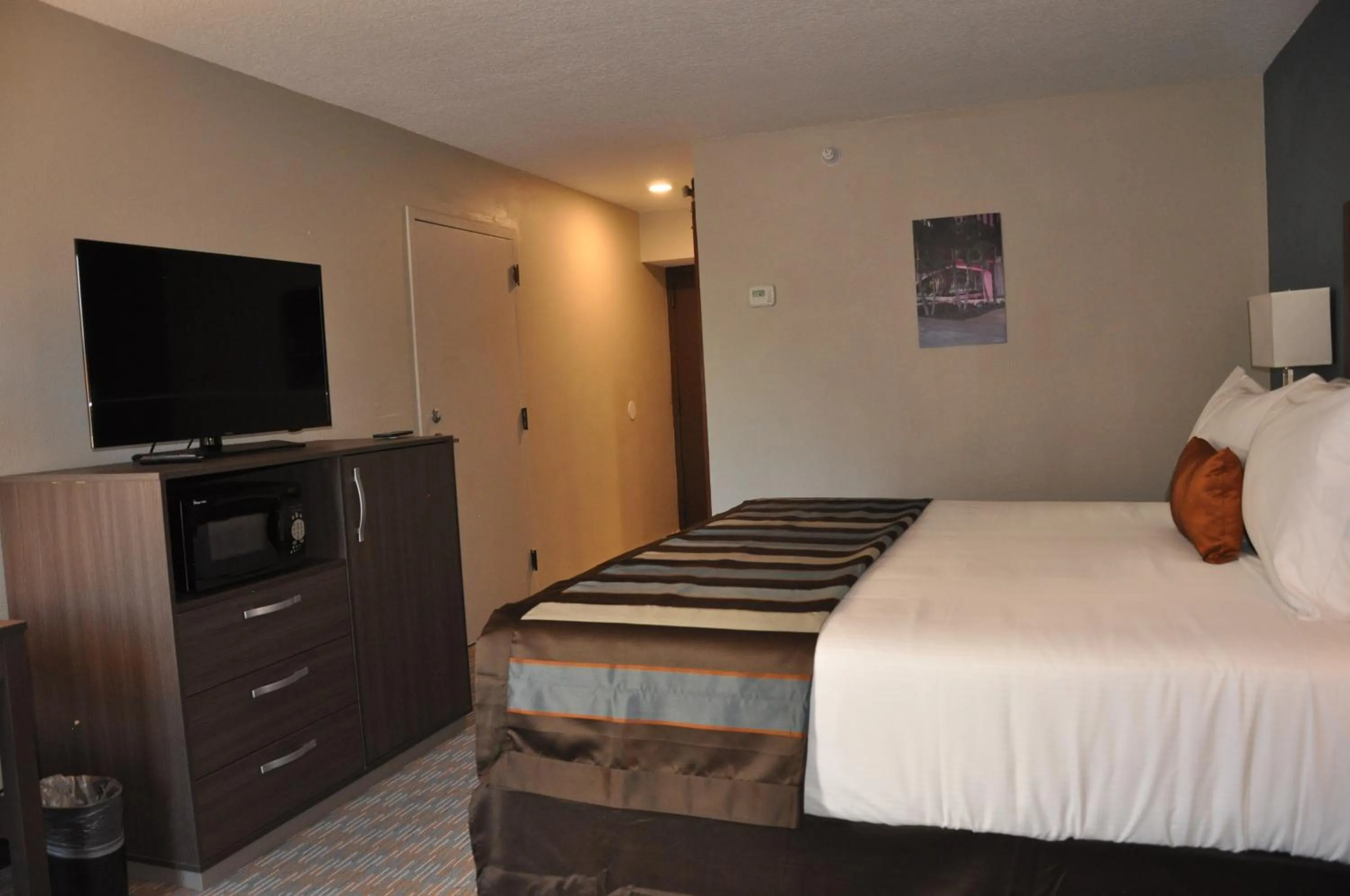 Bedroom, Bed in Nobile Hotel Parkway at Celebration Orlando Very Close to Disney Theme Parks
