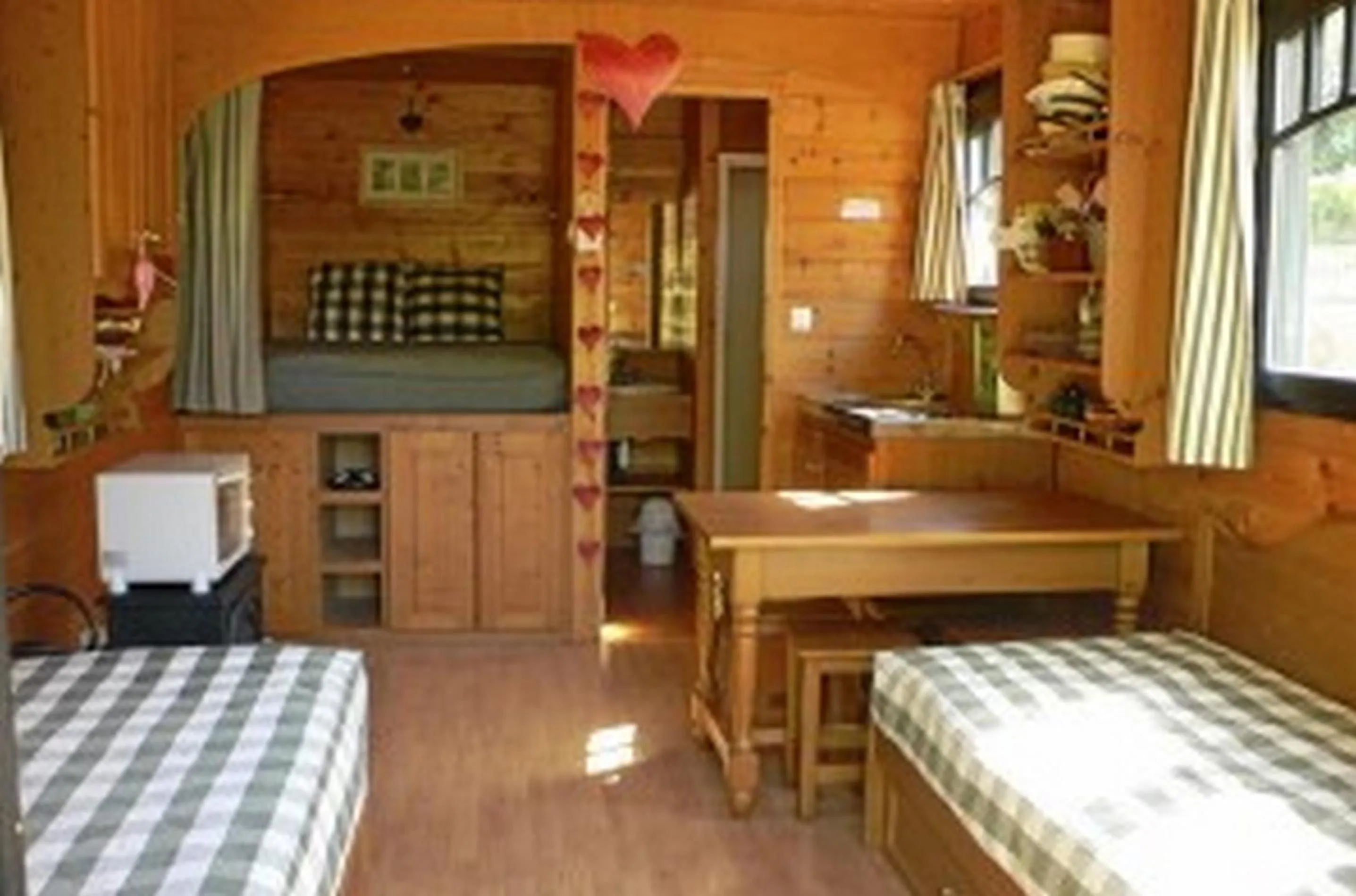 Photo of the whole room, Bed in Les Roulottes de Maufront