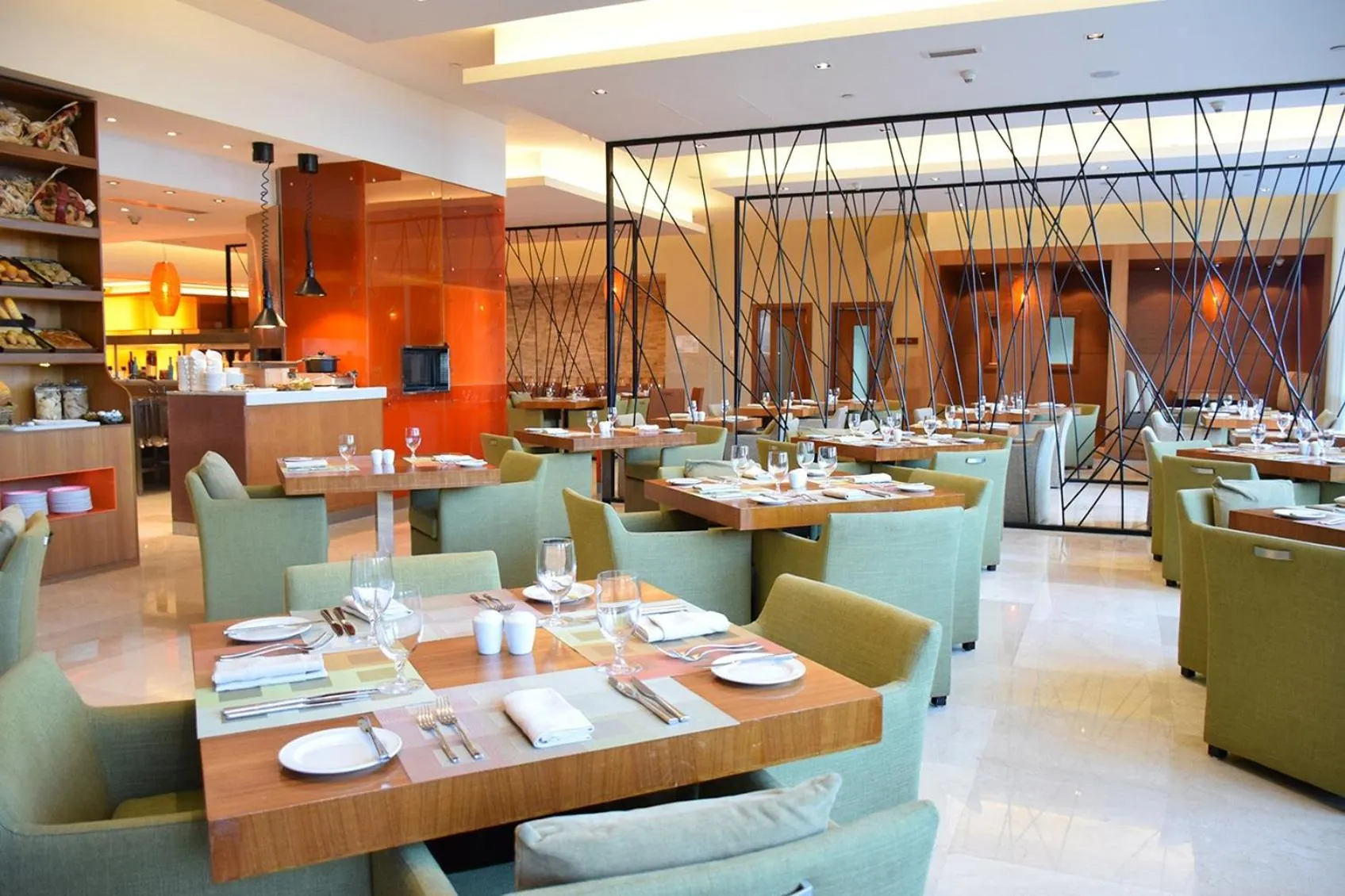 Restaurant/places to eat in Yas Plaza Marina by IHG