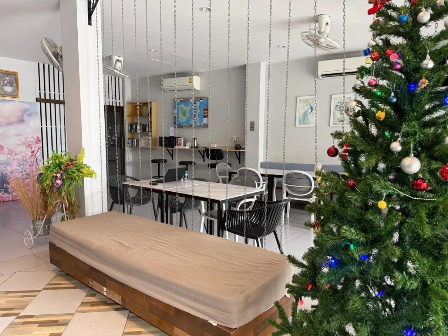 Restaurant/places to eat in Ler Hostel 65