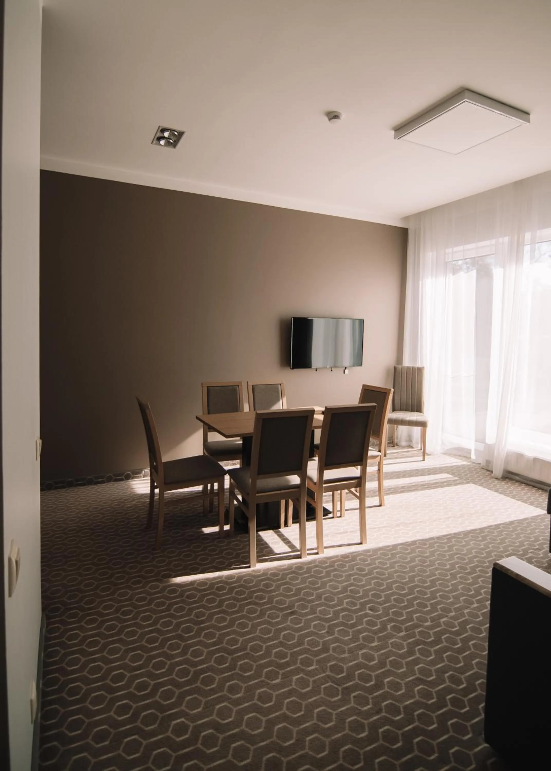 TV and multimedia in Merepargi ApartHotel & Cafe