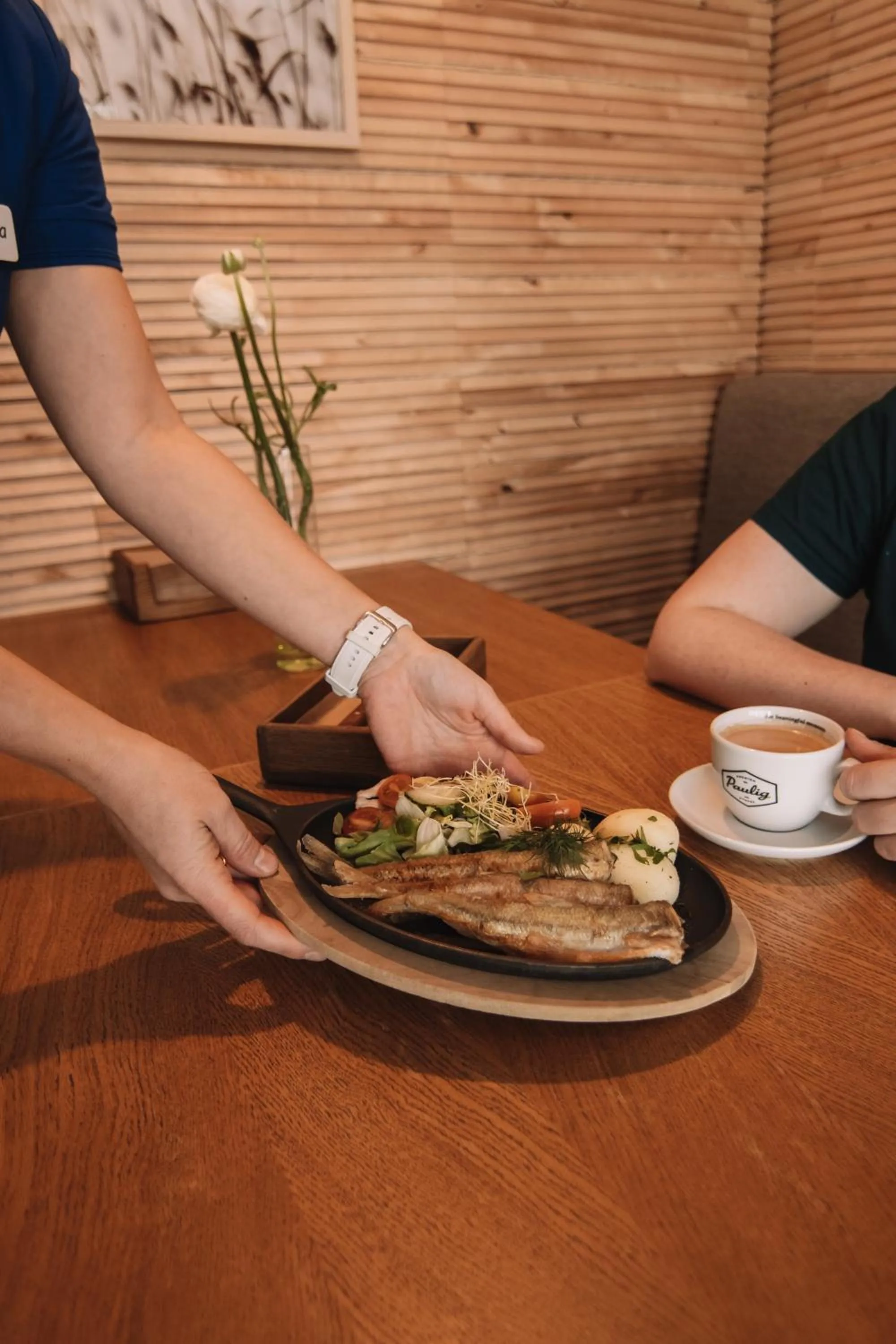 Restaurant/places to eat in Merepargi ApartHotel & Cafe