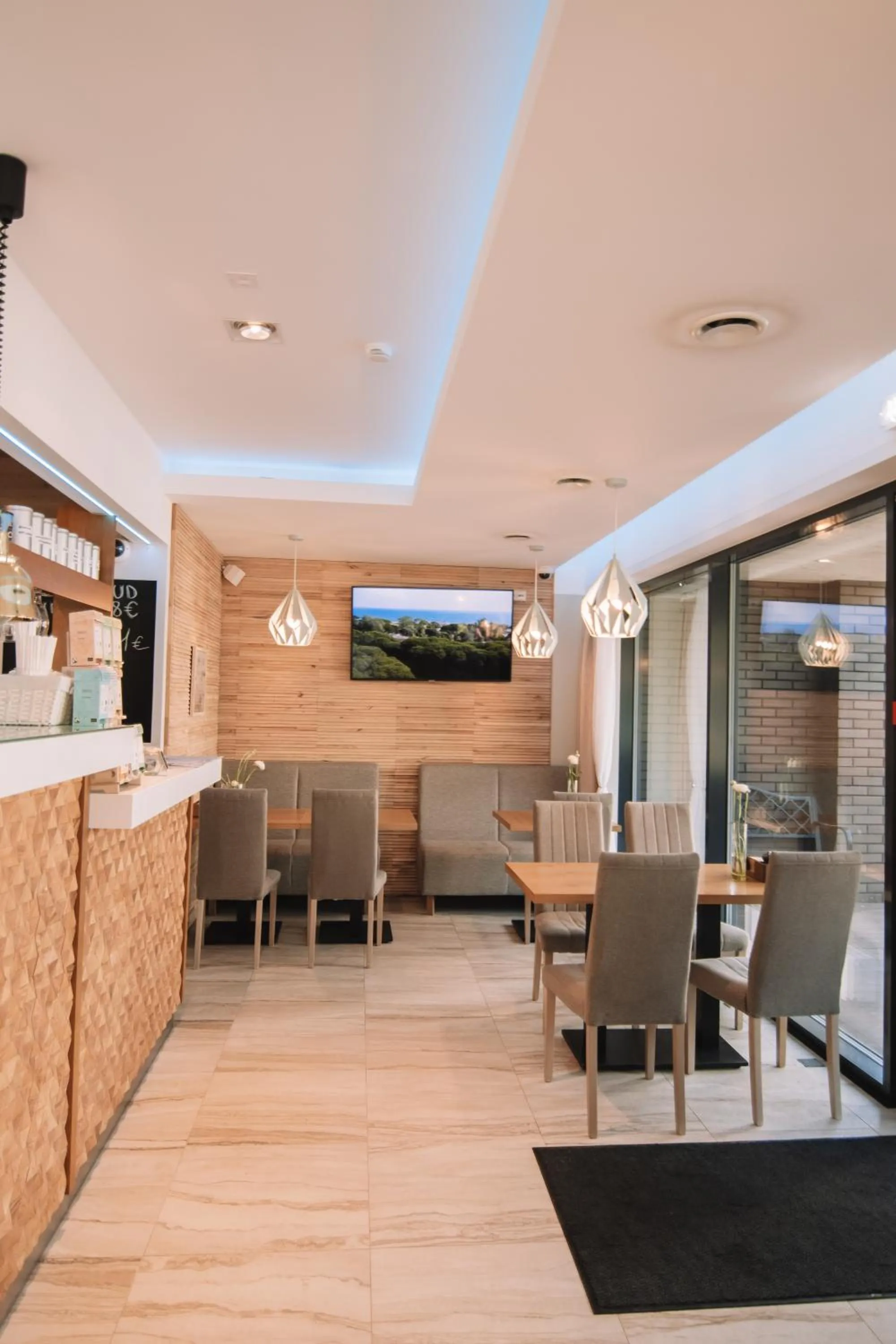 Restaurant/places to eat in Merepargi ApartHotel & Cafe