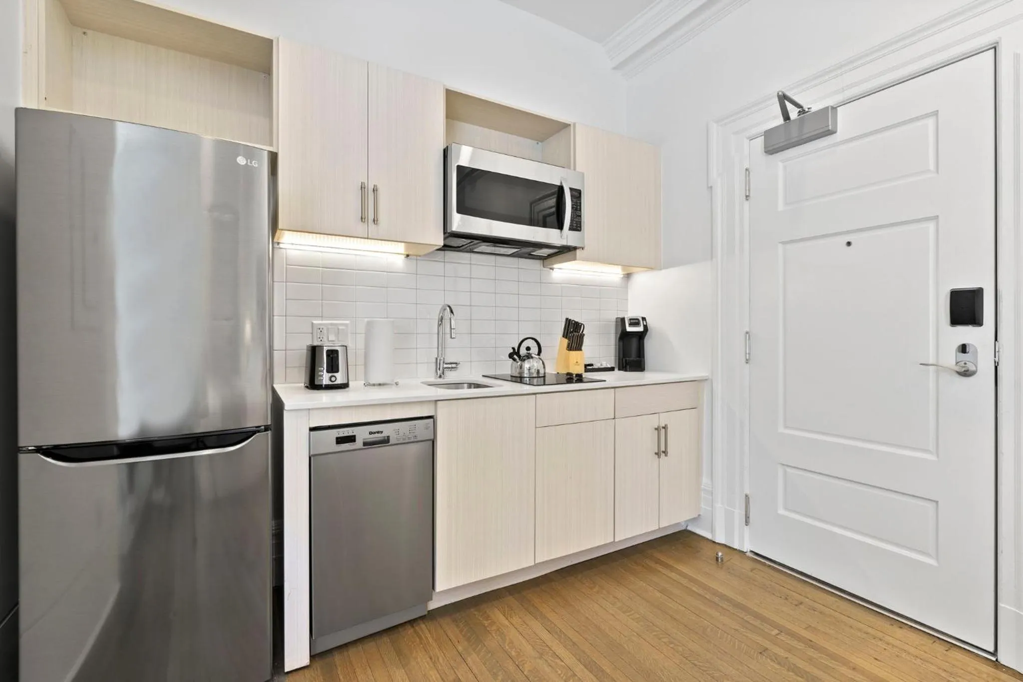 Kitchen or kitchenette in Placemakr Dupont Circle