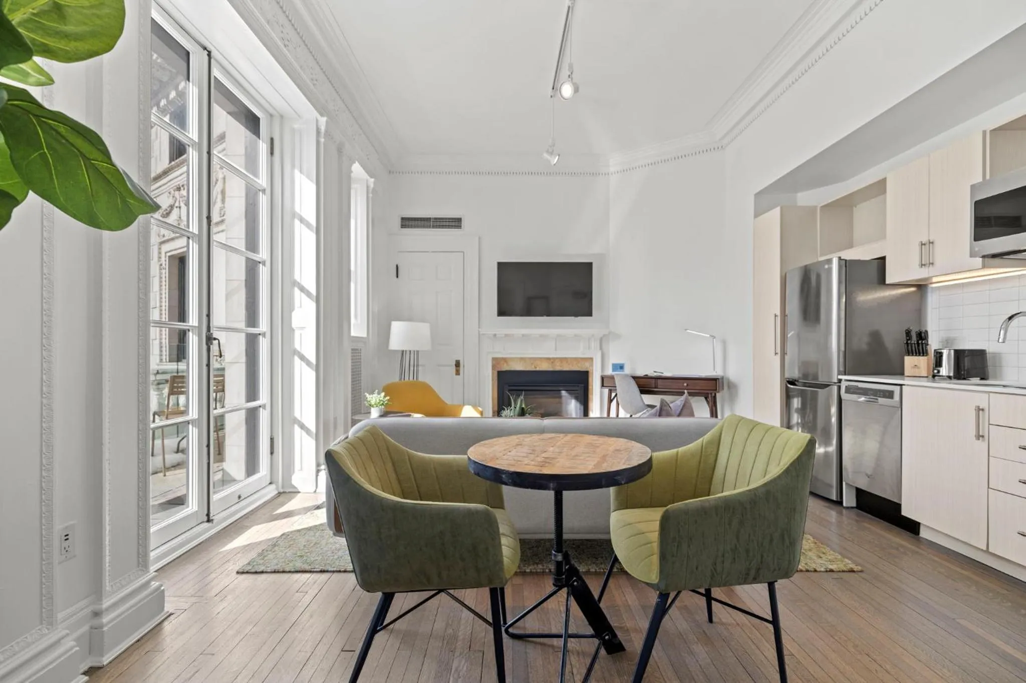 Kitchen or kitchenette in Placemakr Dupont Circle