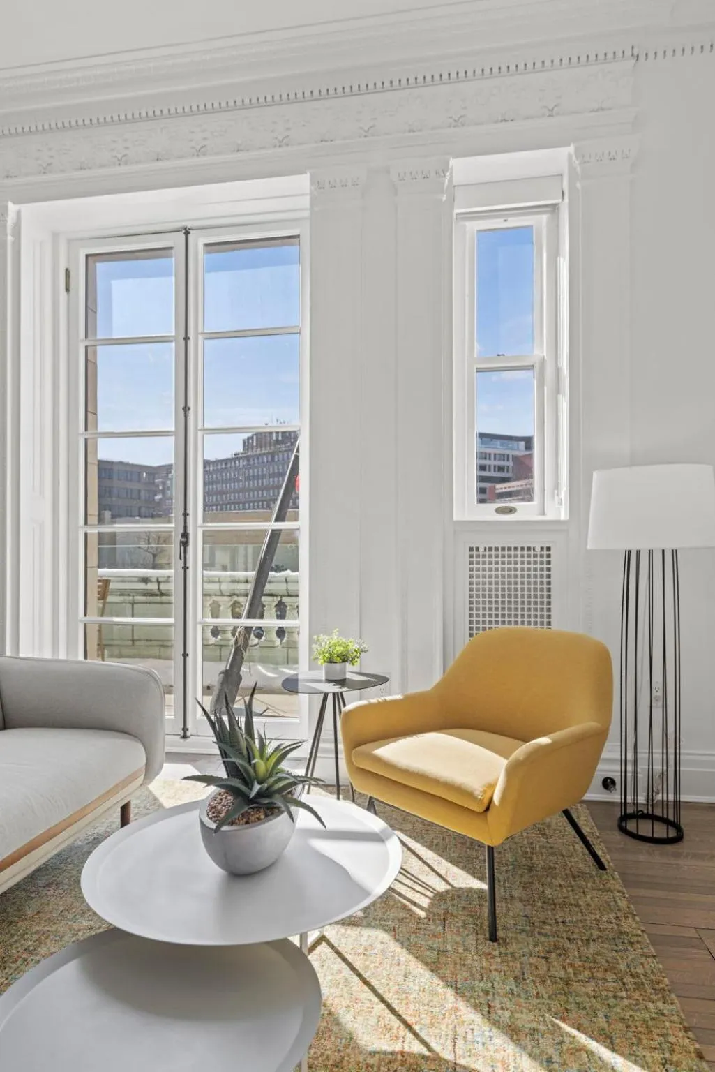 Living room in Placemakr Dupont Circle