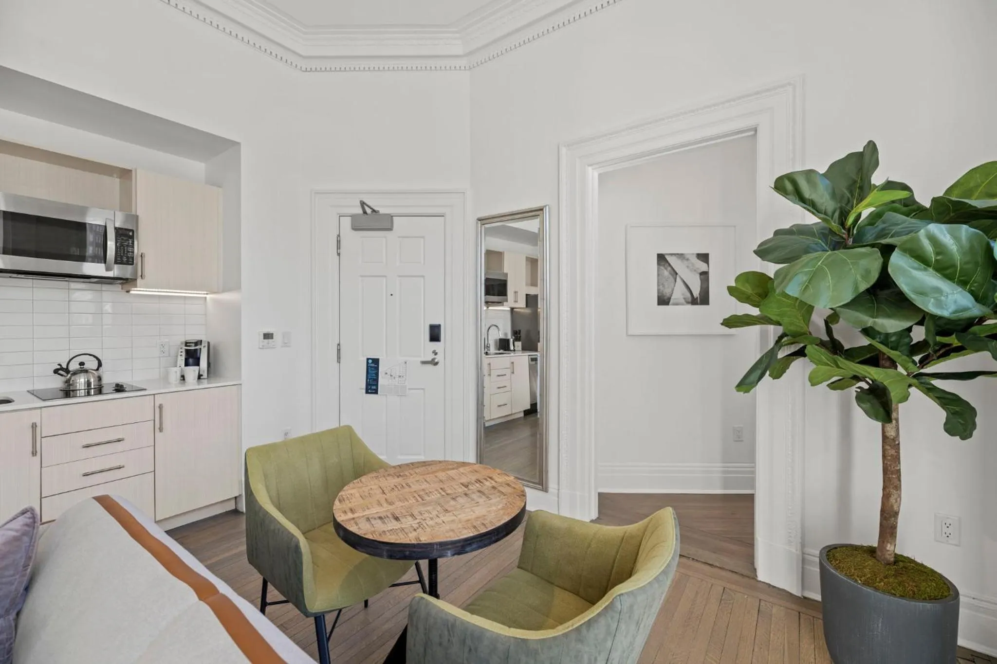 Kitchen or kitchenette in Placemakr Dupont Circle