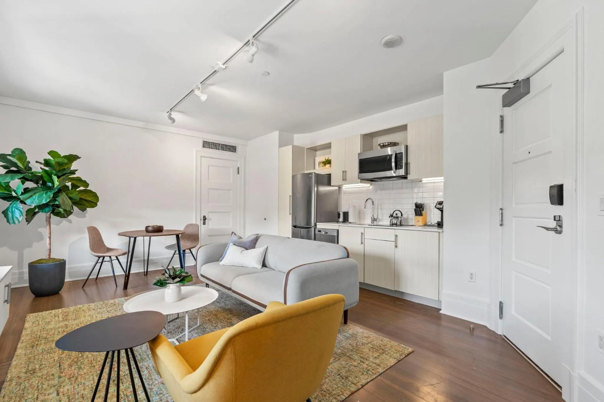 Kitchen or kitchenette in Placemakr Dupont Circle