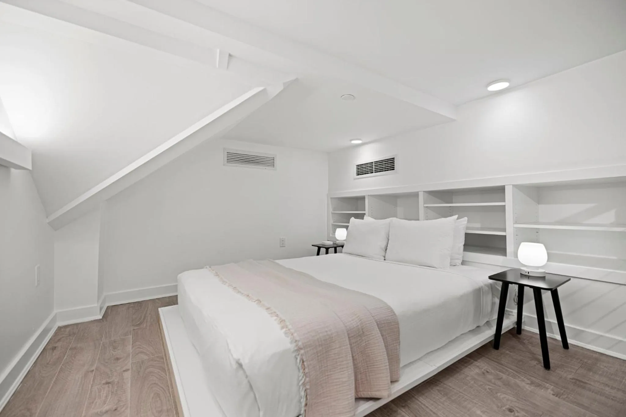 Bed in Placemakr Dupont Circle