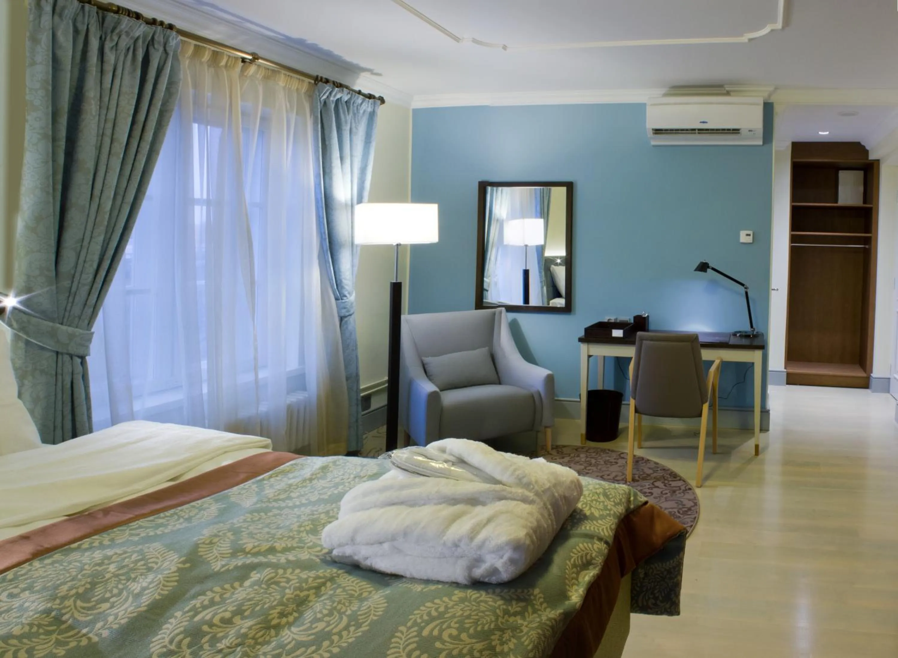 Photo of the whole room, Bed in Hämeenkylän Kartano