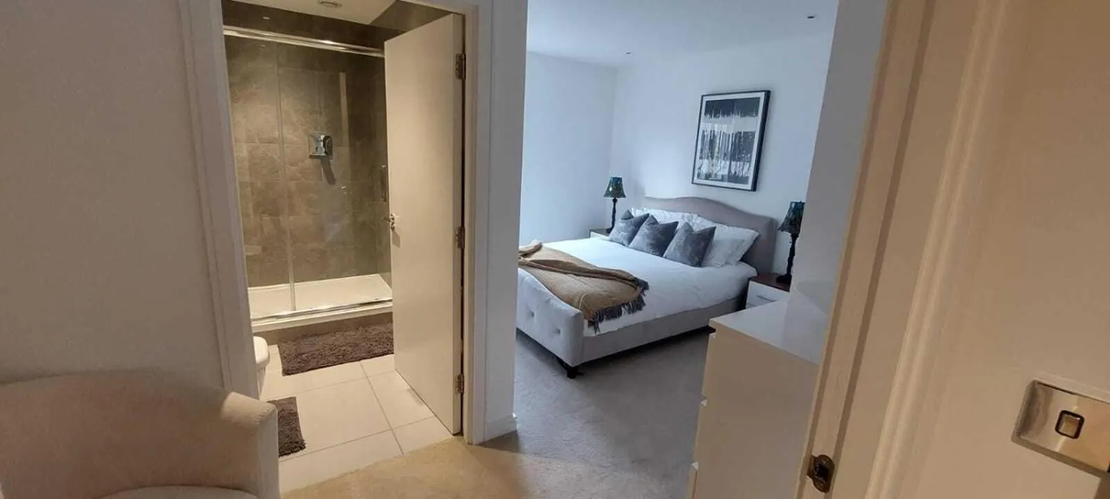 Bedroom, Bed in 2 Bed Property Close to Heathrow Airport