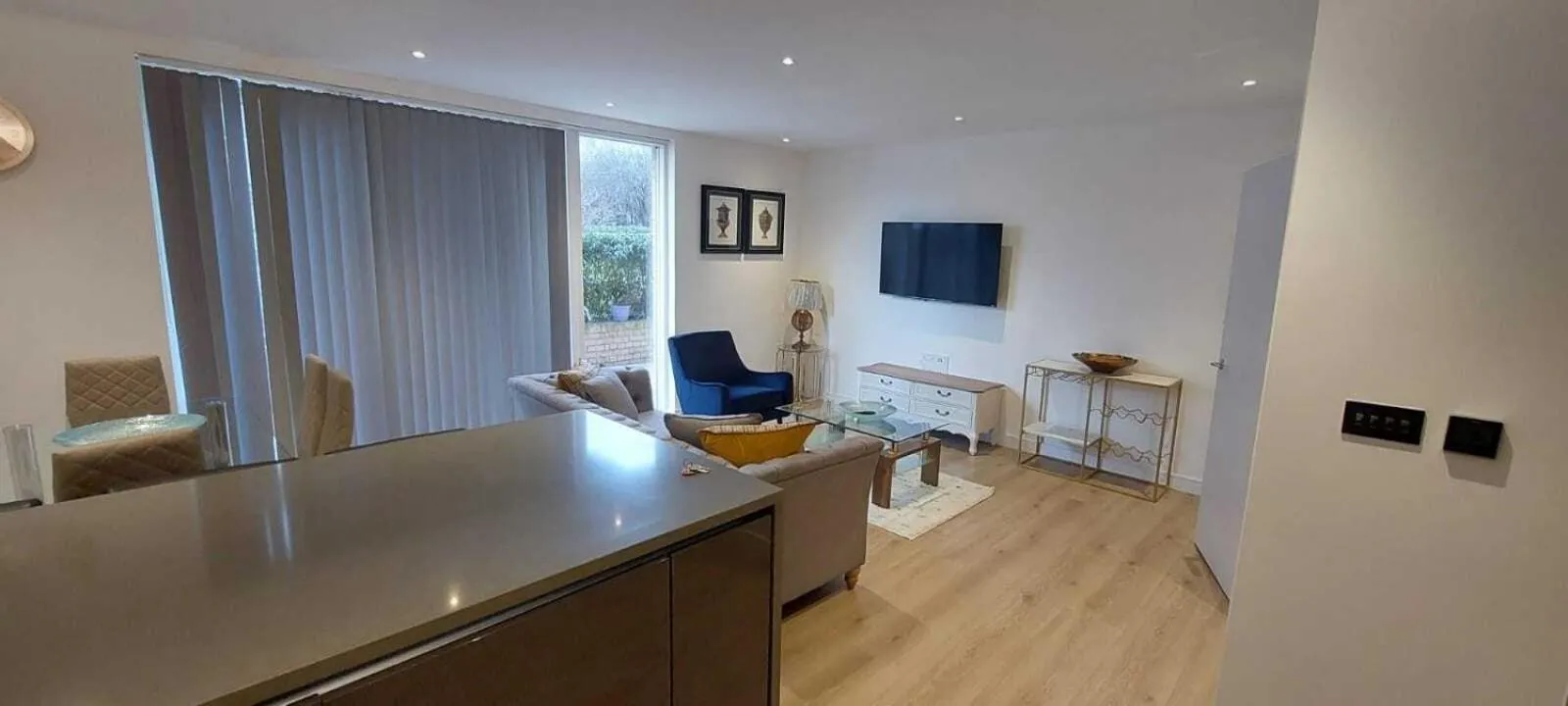 Living room in 2 Bed Property Close to Heathrow Airport