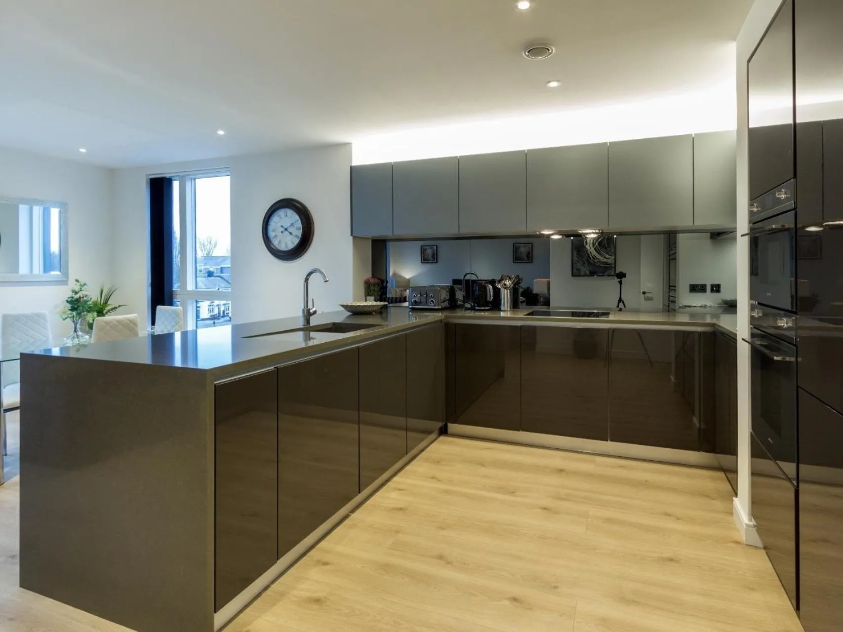 Dining area in 2 Bed Property Close to Heathrow Airport