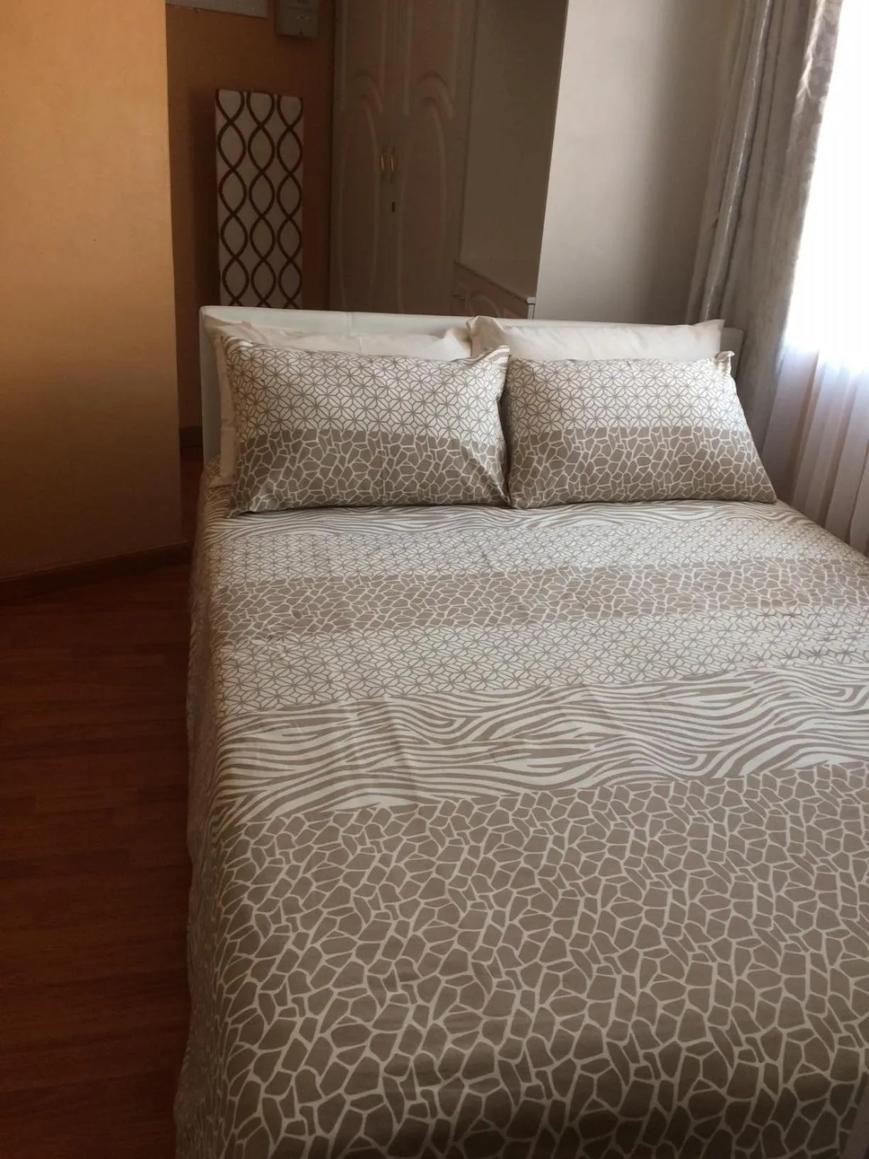 Bedroom, Bed in Onyx on Sycamore