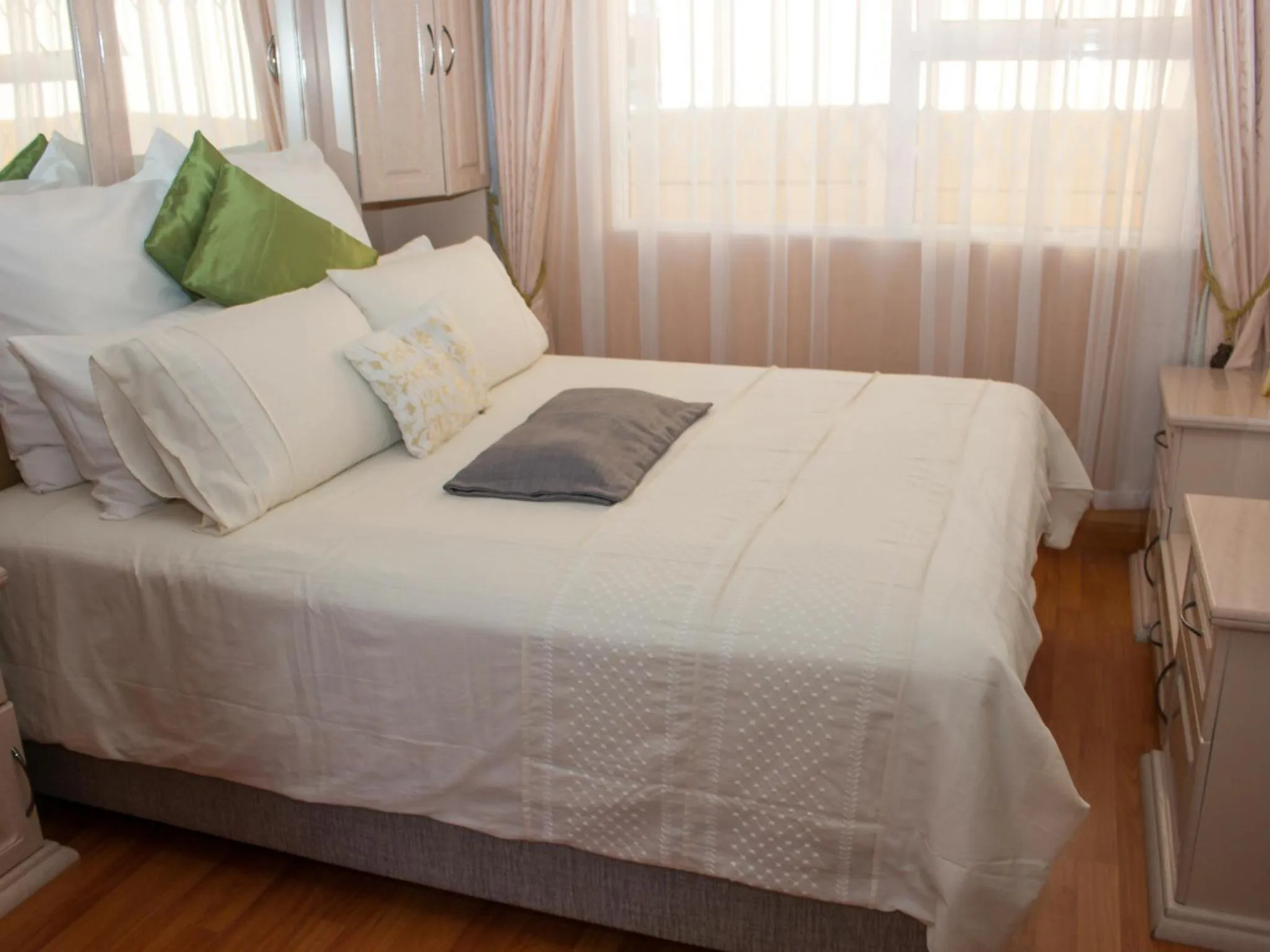 Bedroom, Bed in Onyx on Sycamore