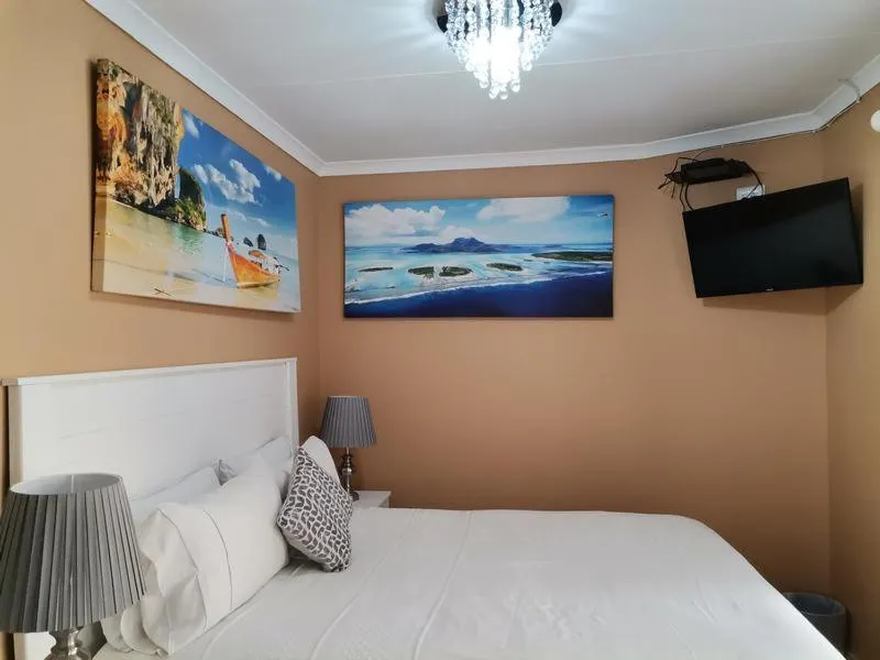 Bed in Onyx on Sycamore