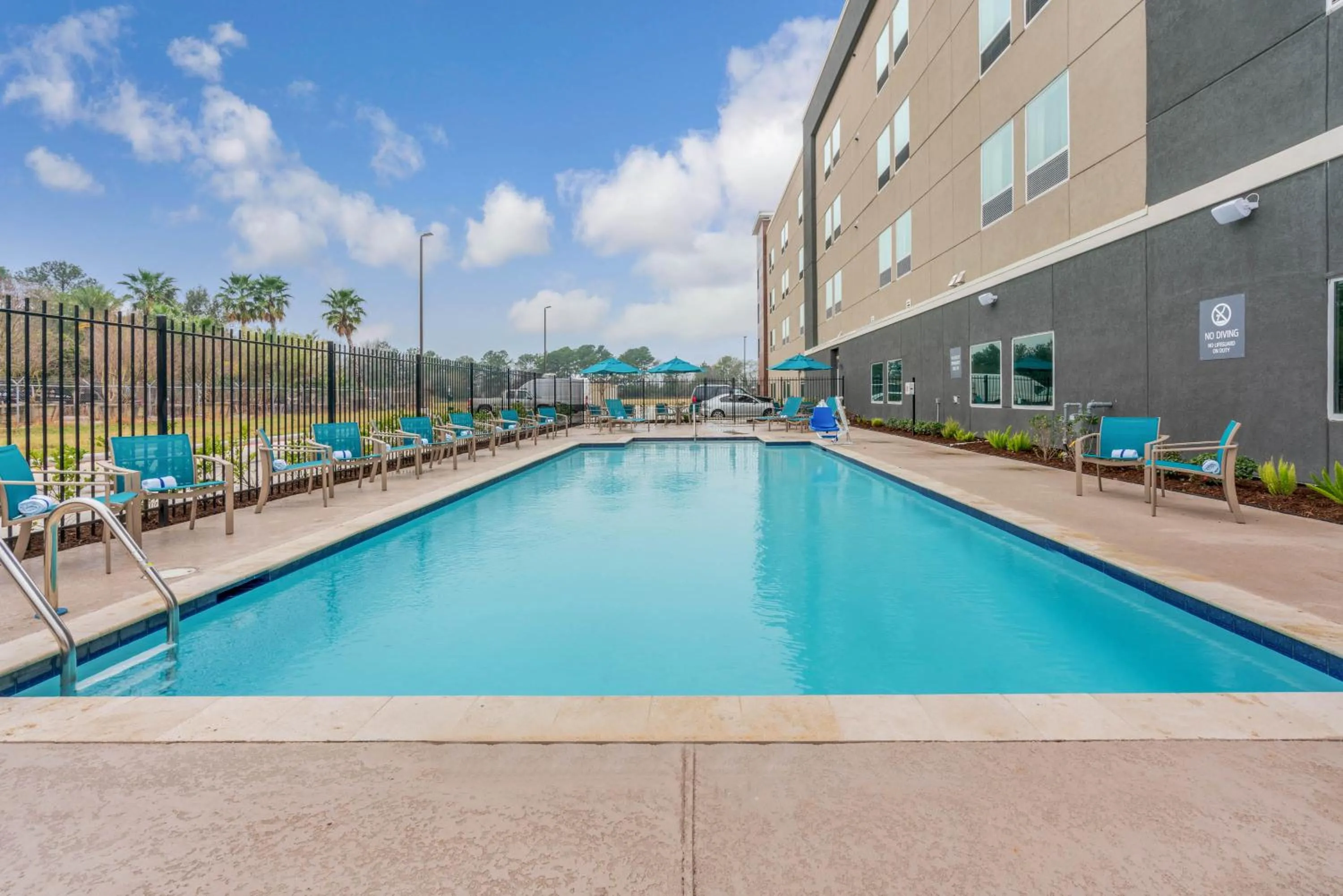 Pool view in La Quinta Inn and Suites by Wyndham Houston Spring South