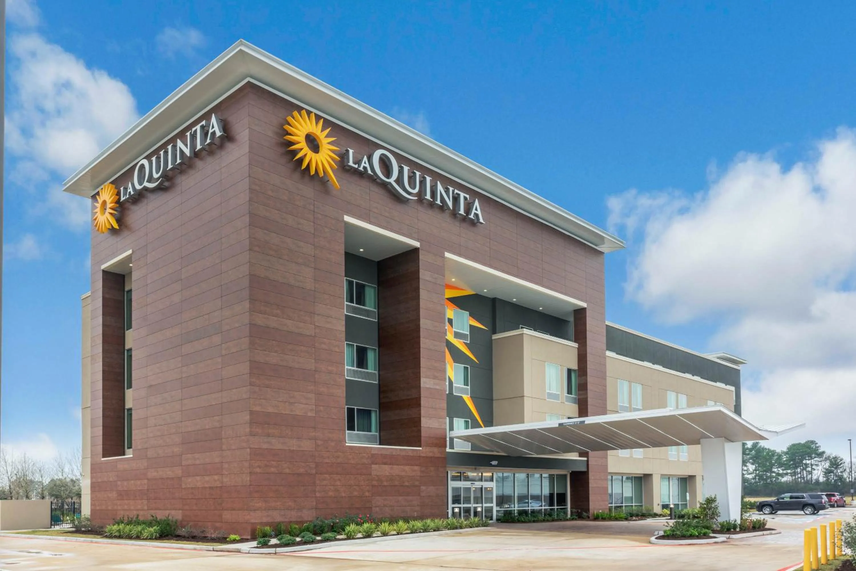 Property building in La Quinta Inn and Suites by Wyndham Houston Spring South