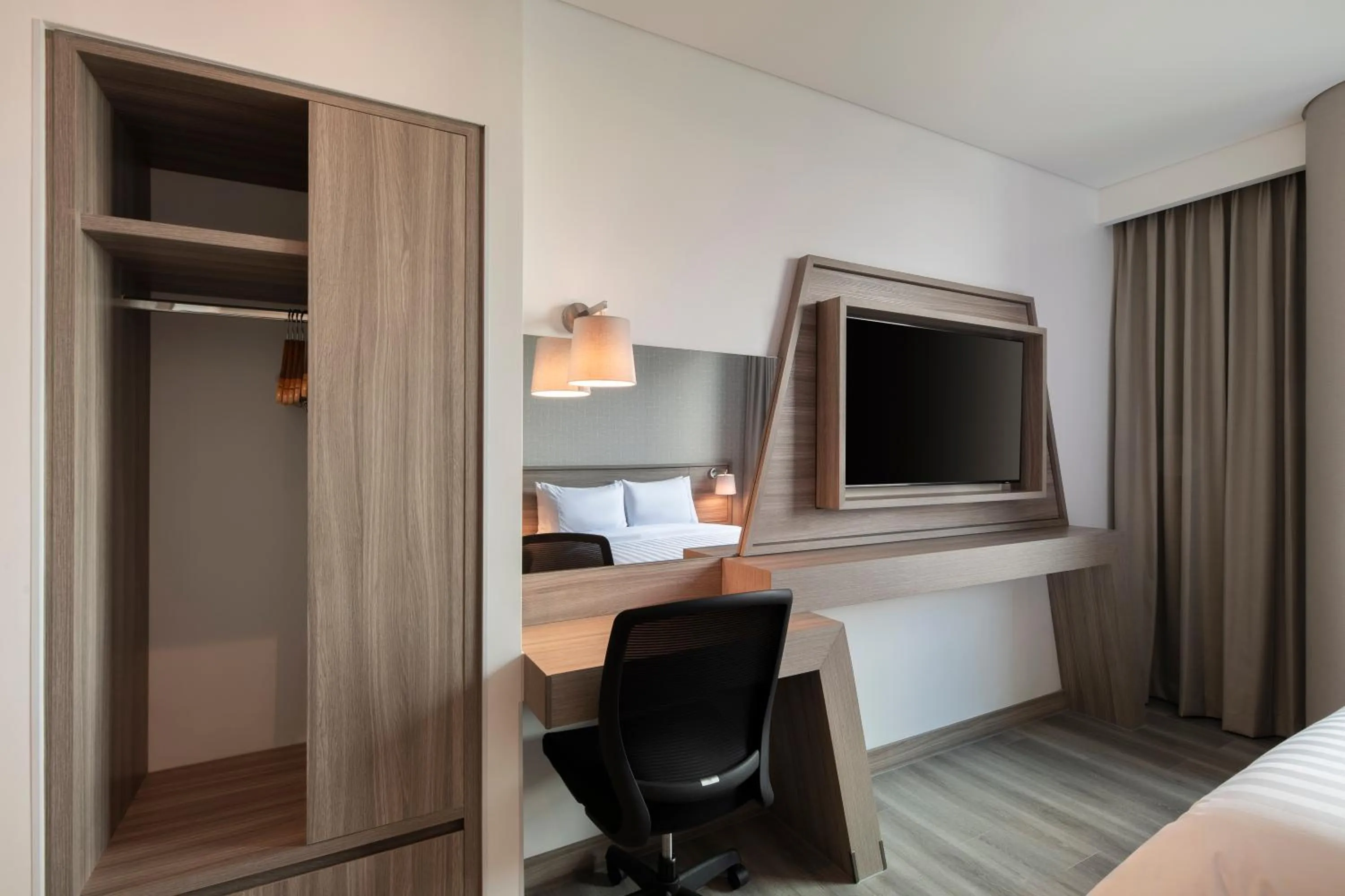 room service, Bed in Hampton by Hilton Barranquilla