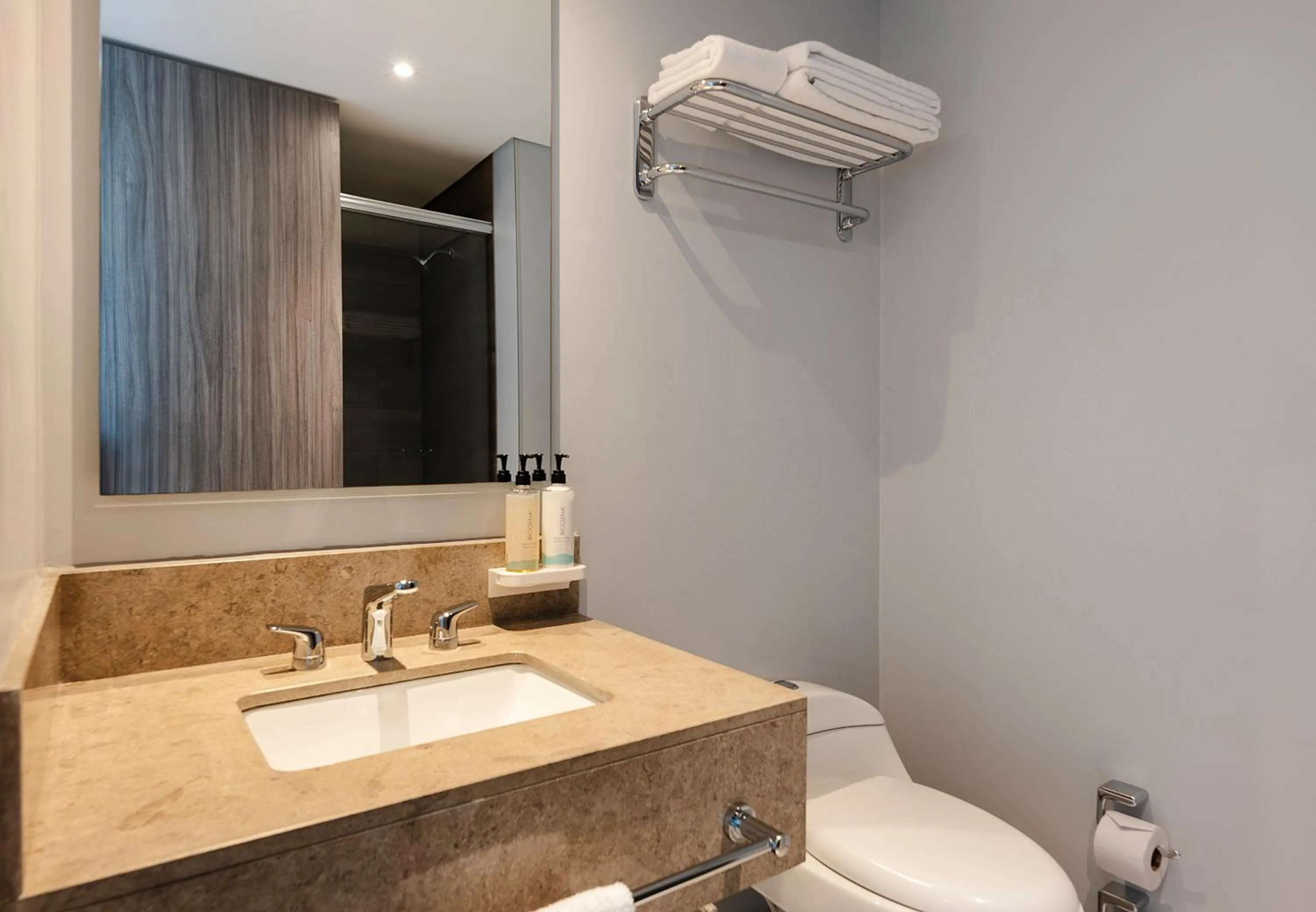 Bathroom in Hampton by Hilton Barranquilla