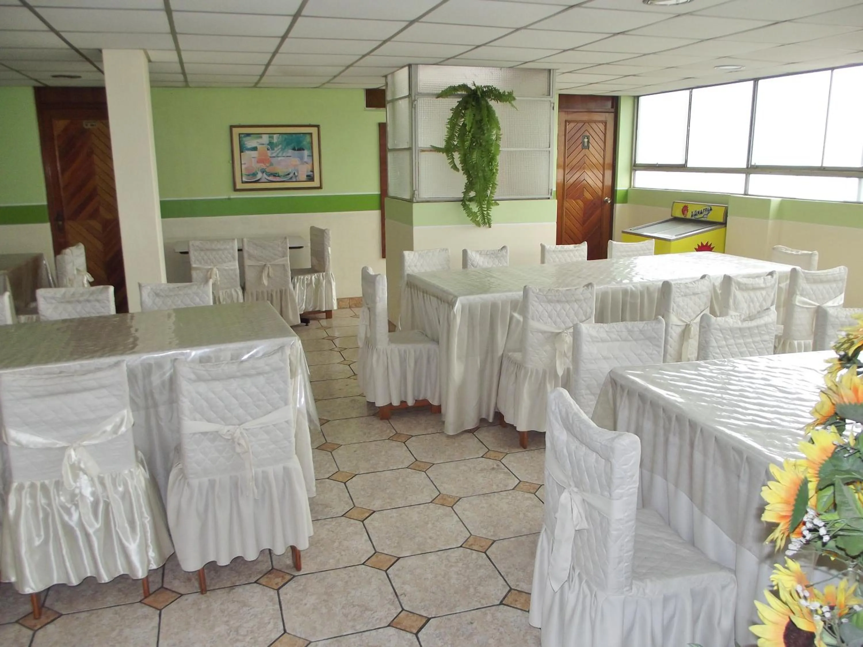 Restaurant/places to eat in Hotel Panamericano