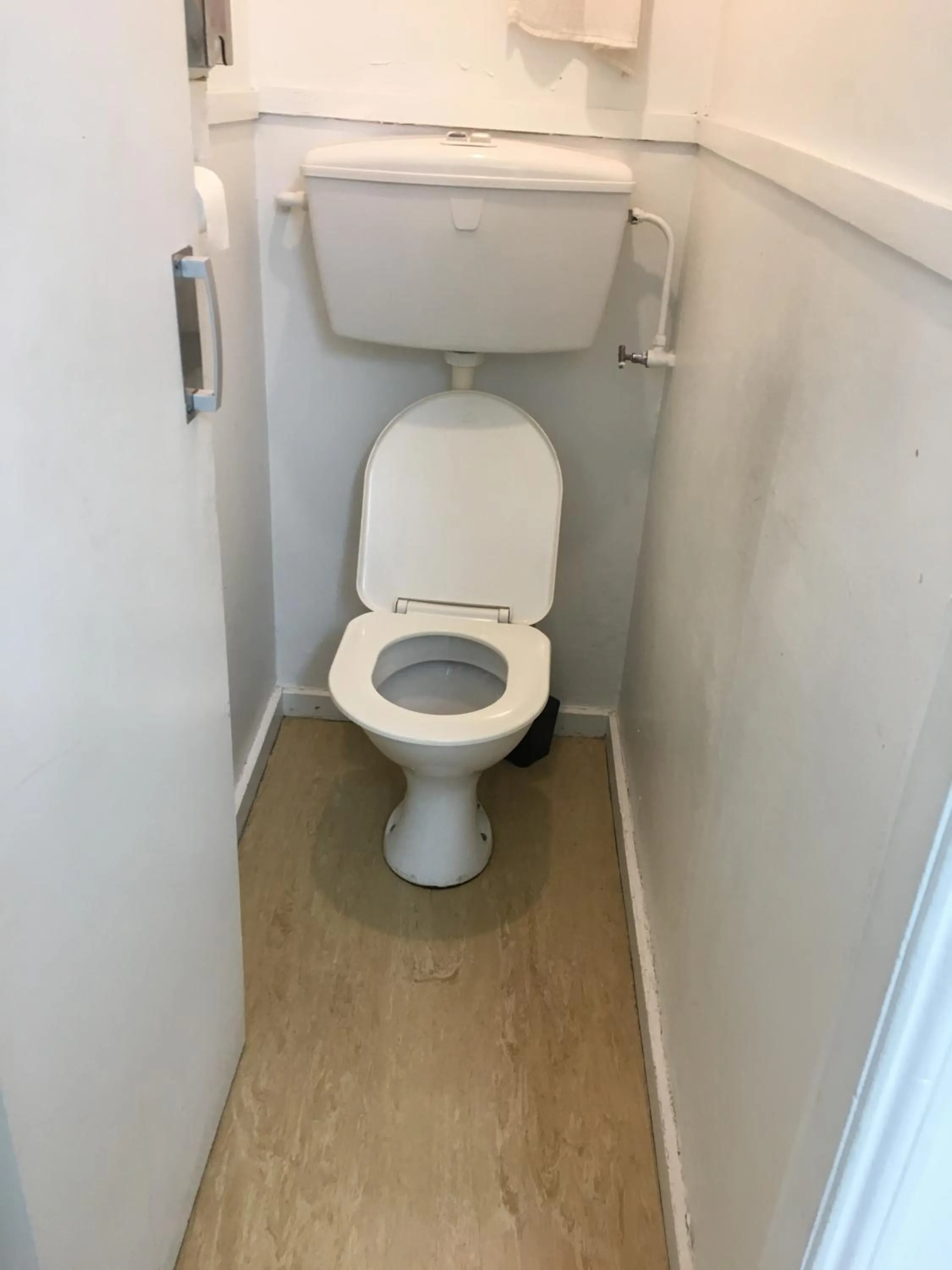 Toilet, Bathroom in Lantana Lodge