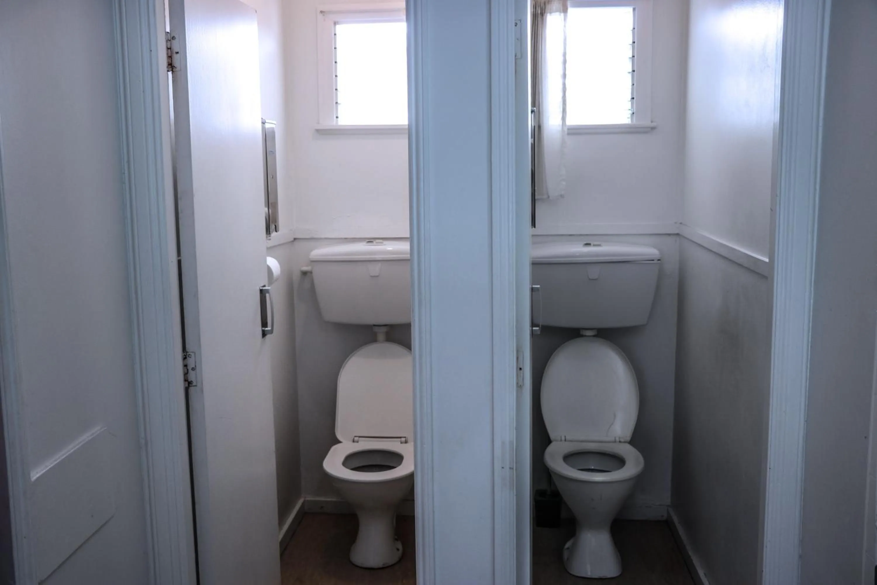 Toilet, Bathroom in Lantana Lodge