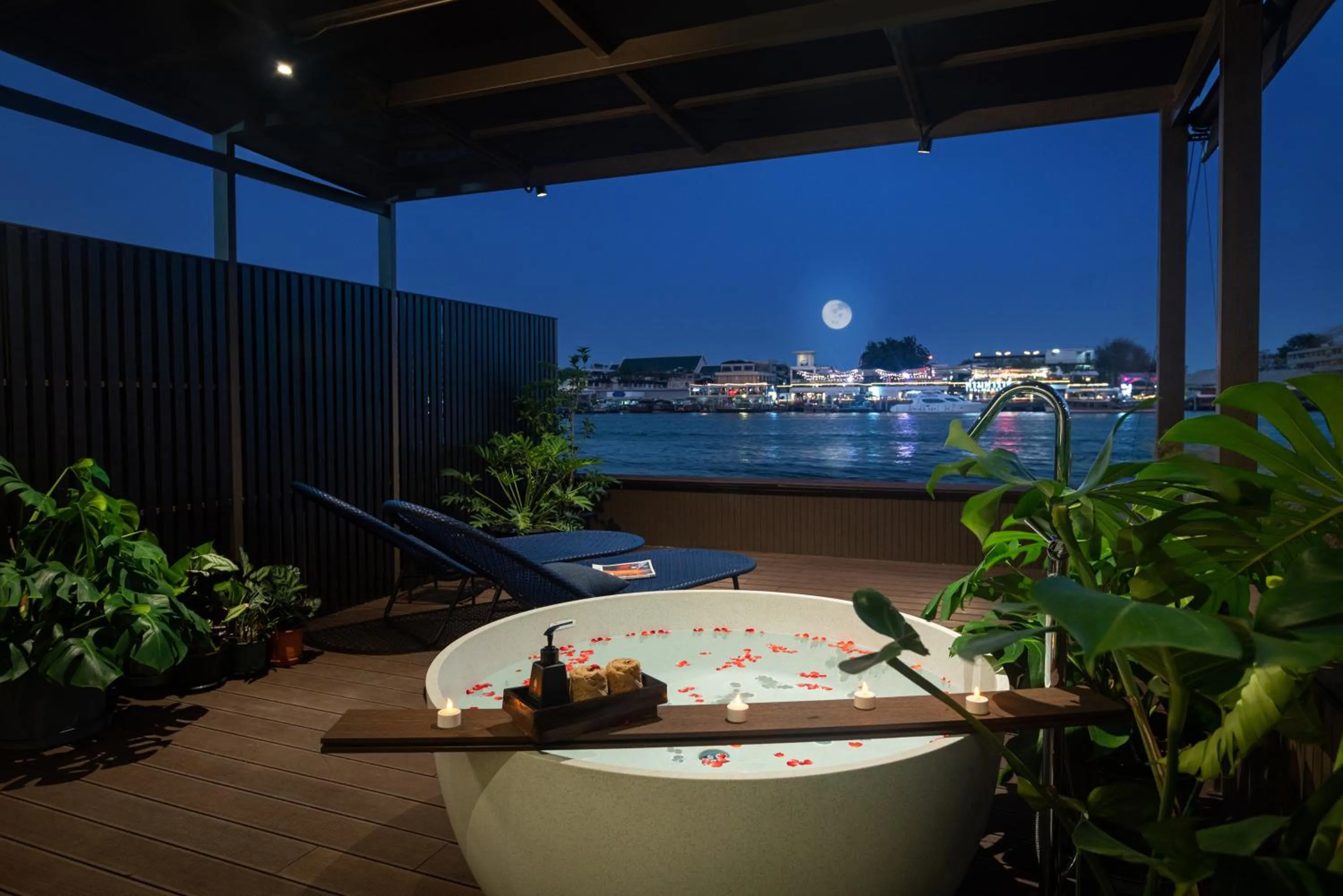 Bath in Baan Wanglang Riverside, Bangkok