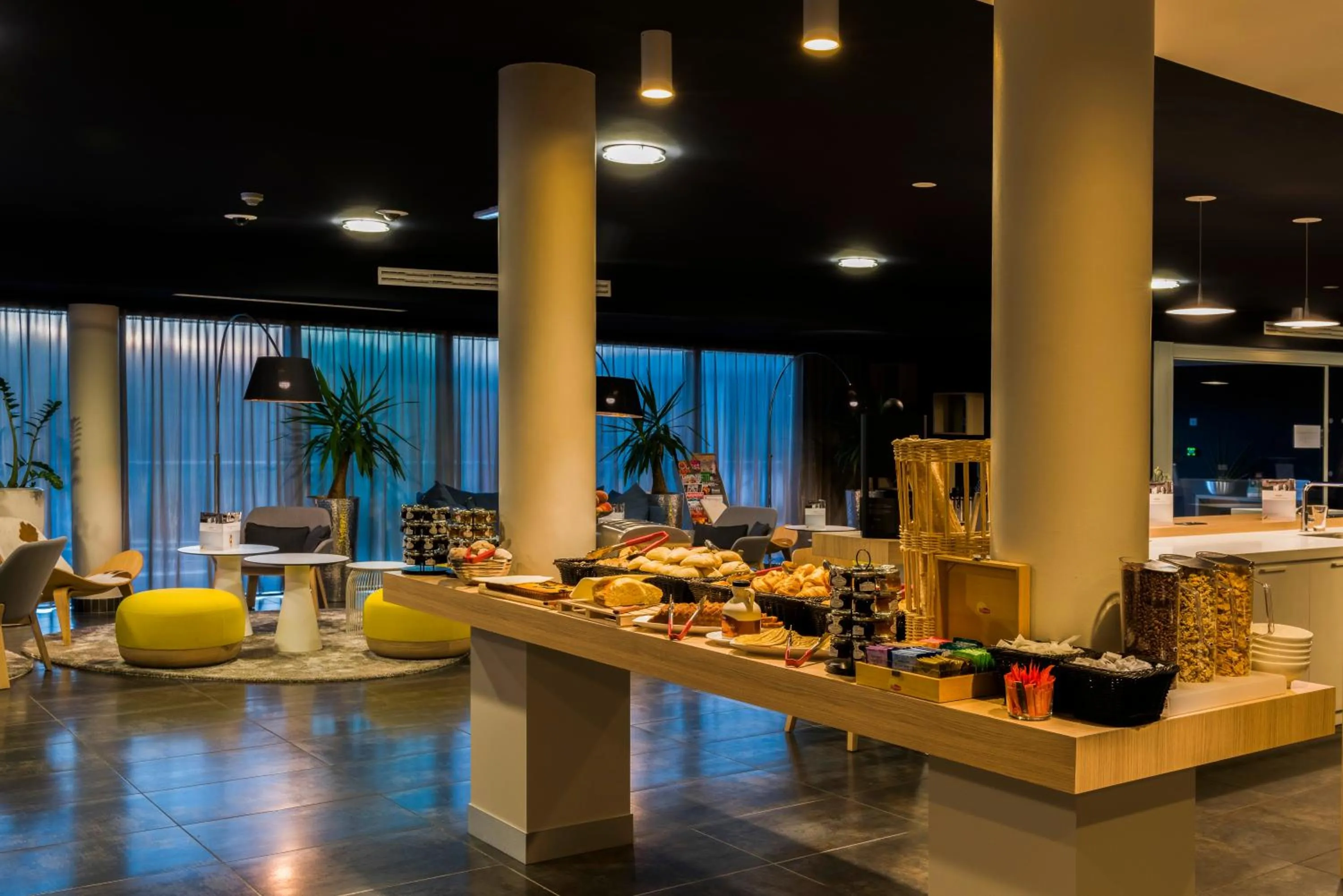 Buffet breakfast in Hôtel Mercure Nantes Ouest Saint-Herblain Zenith