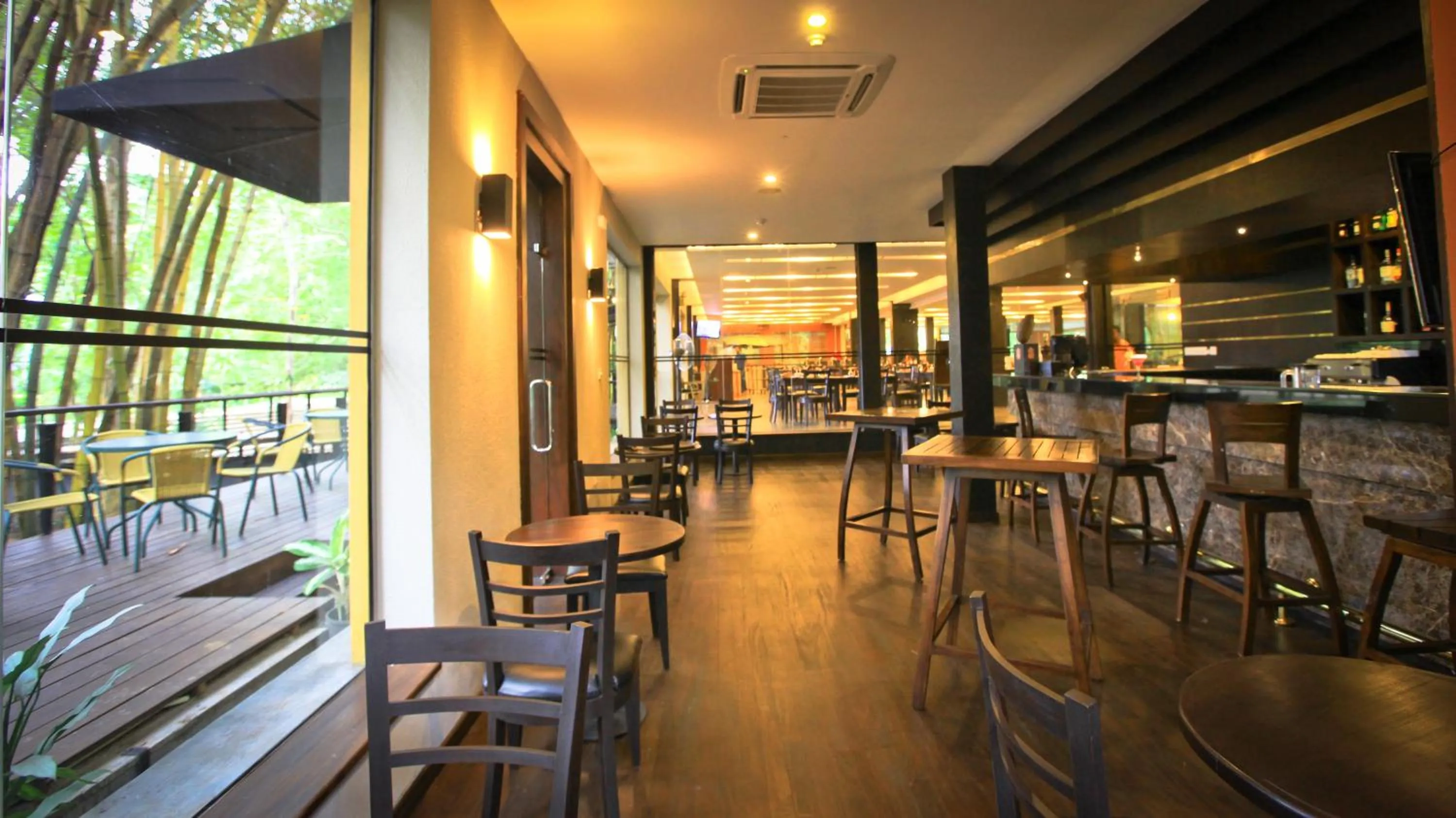 Lounge or bar in Grand Udawalawe Safari Resort