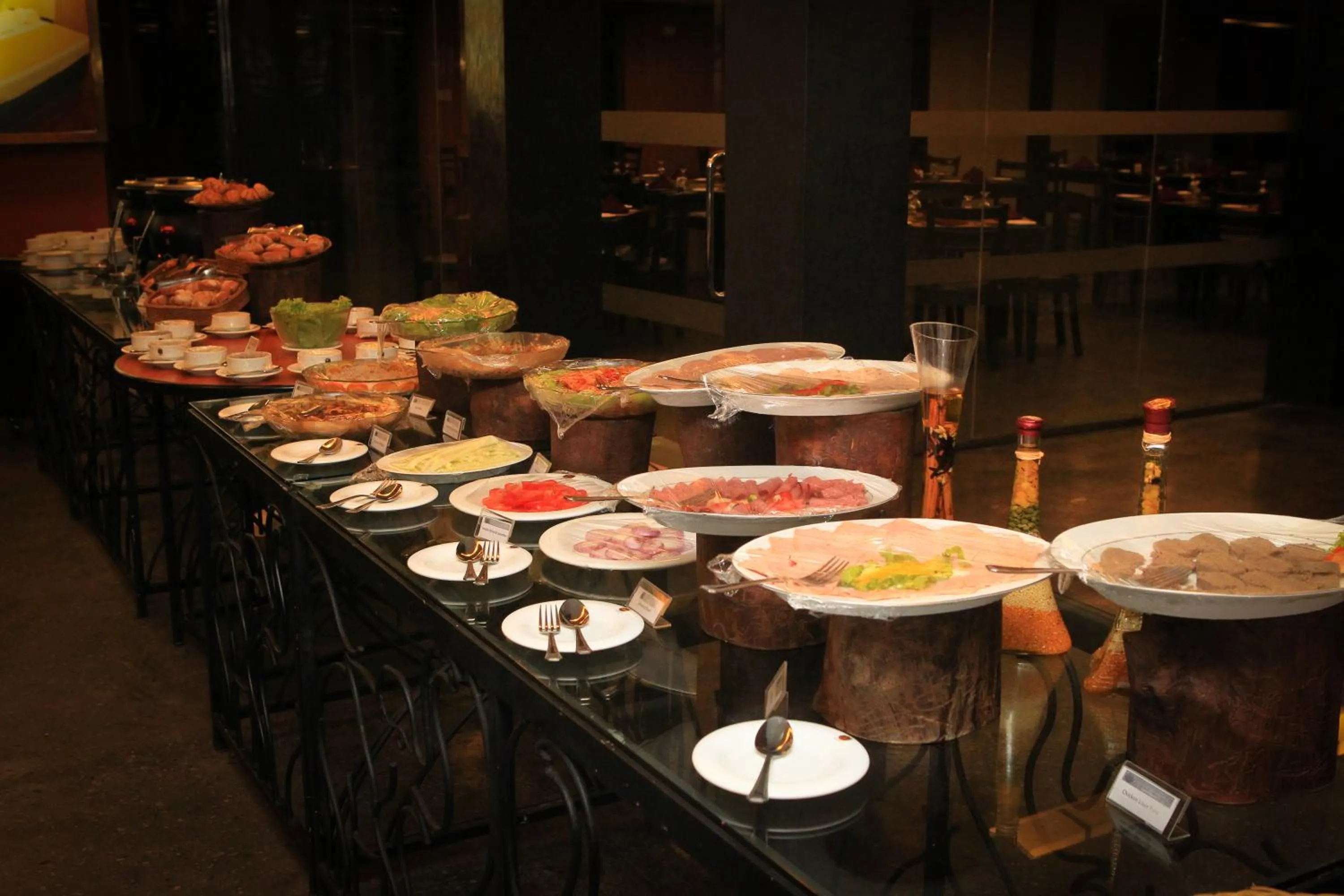 Restaurant/places to eat in Grand Udawalawe Safari Resort