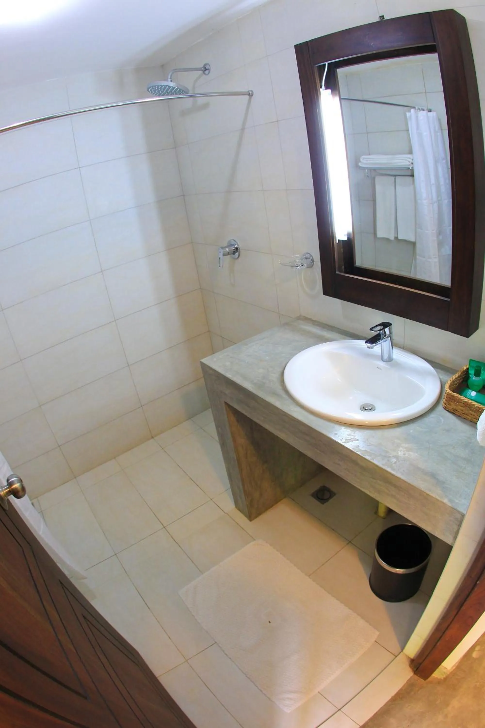 Bathroom in Grand Udawalawe Safari Resort