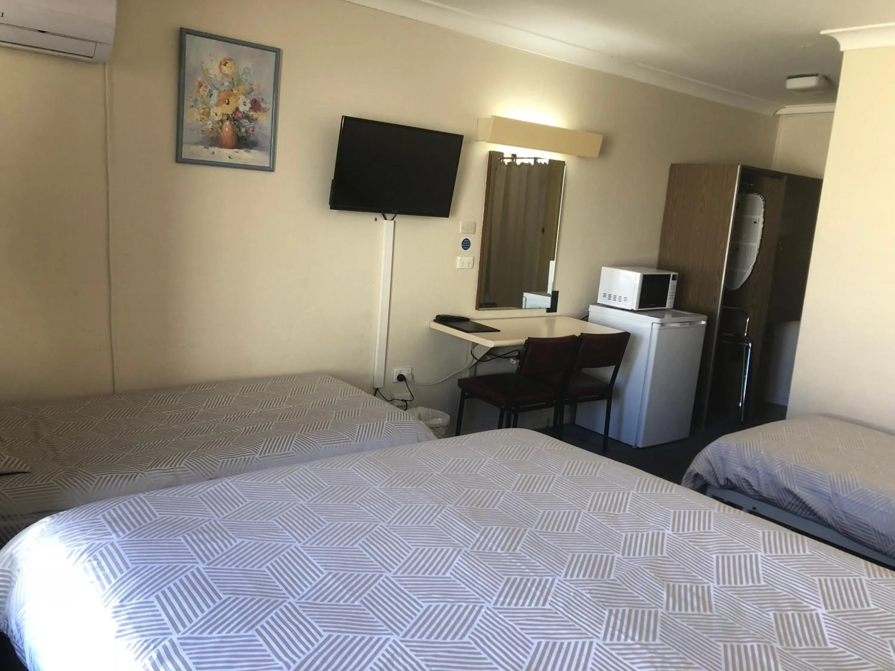 Communal lounge/ TV room, Bed in Anna Bella Motel Glen Innes