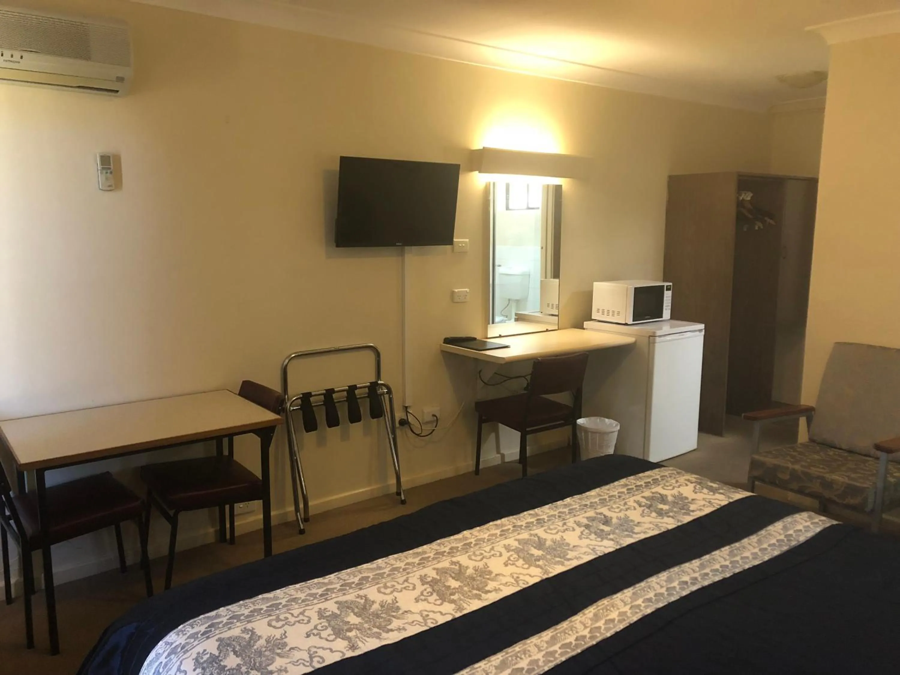 hair dresser, Bed in Anna Bella Motel Glen Innes