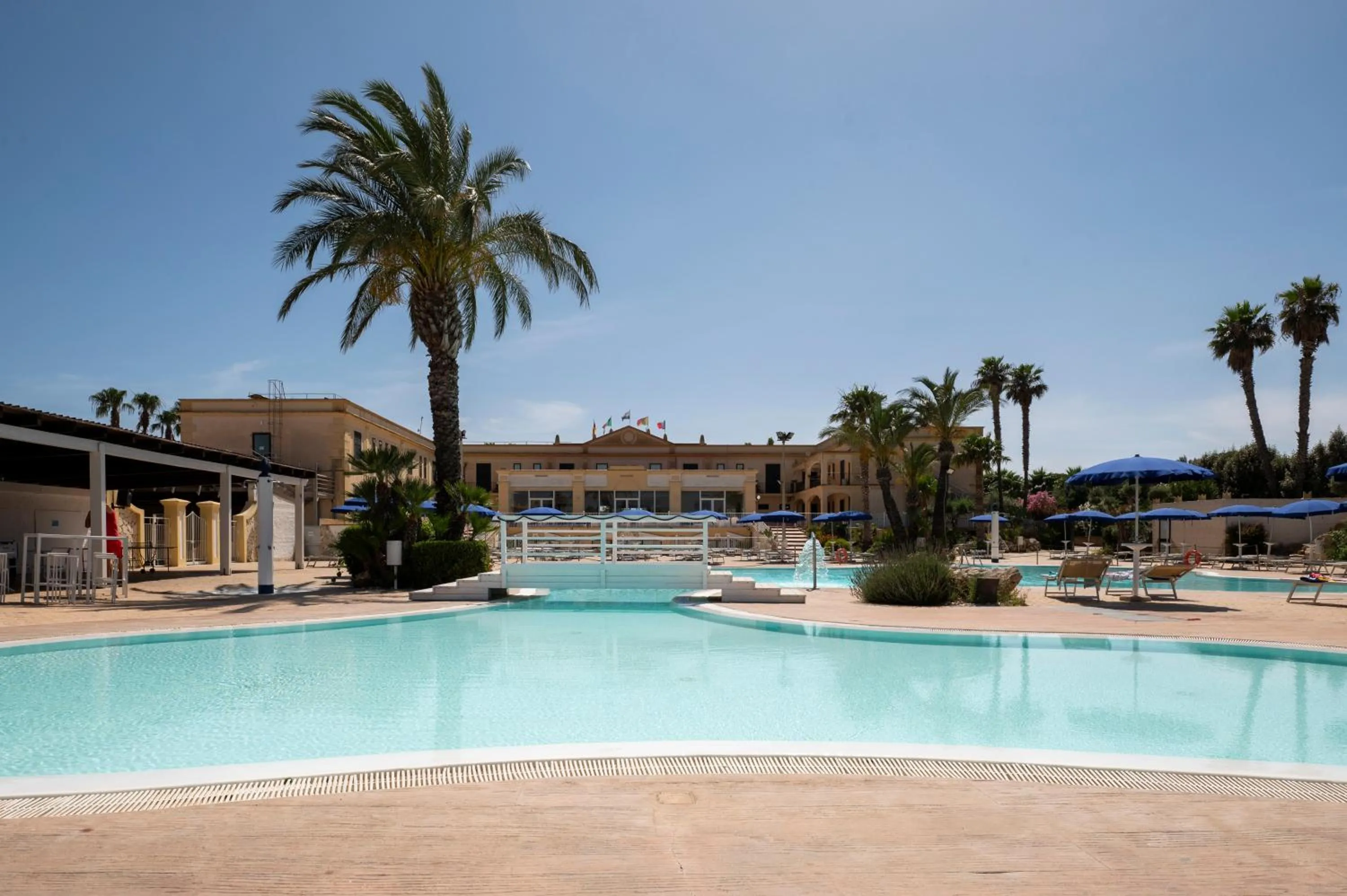 Swimming pool in Delfino Beach - CDSHotels