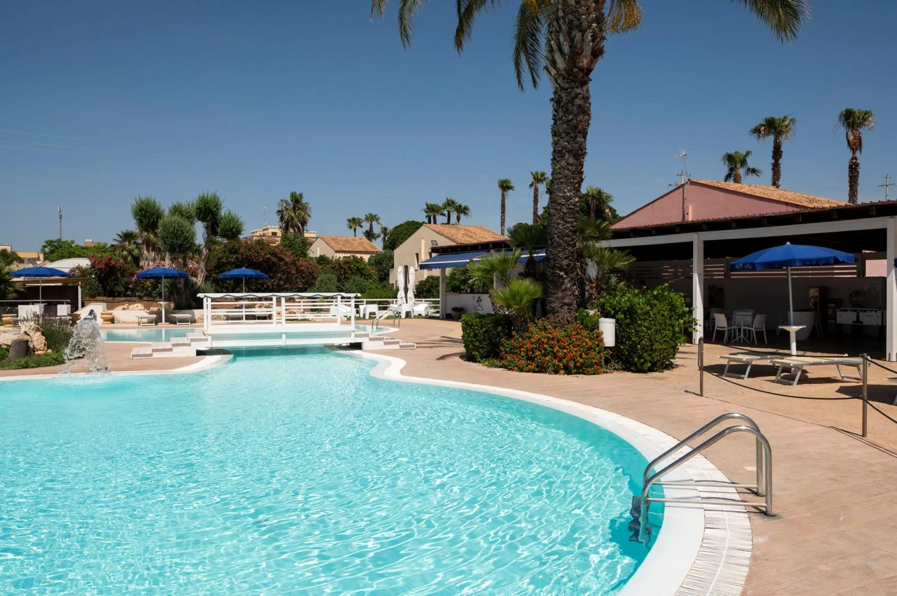 Swimming pool in Delfino Beach - CDSHotels