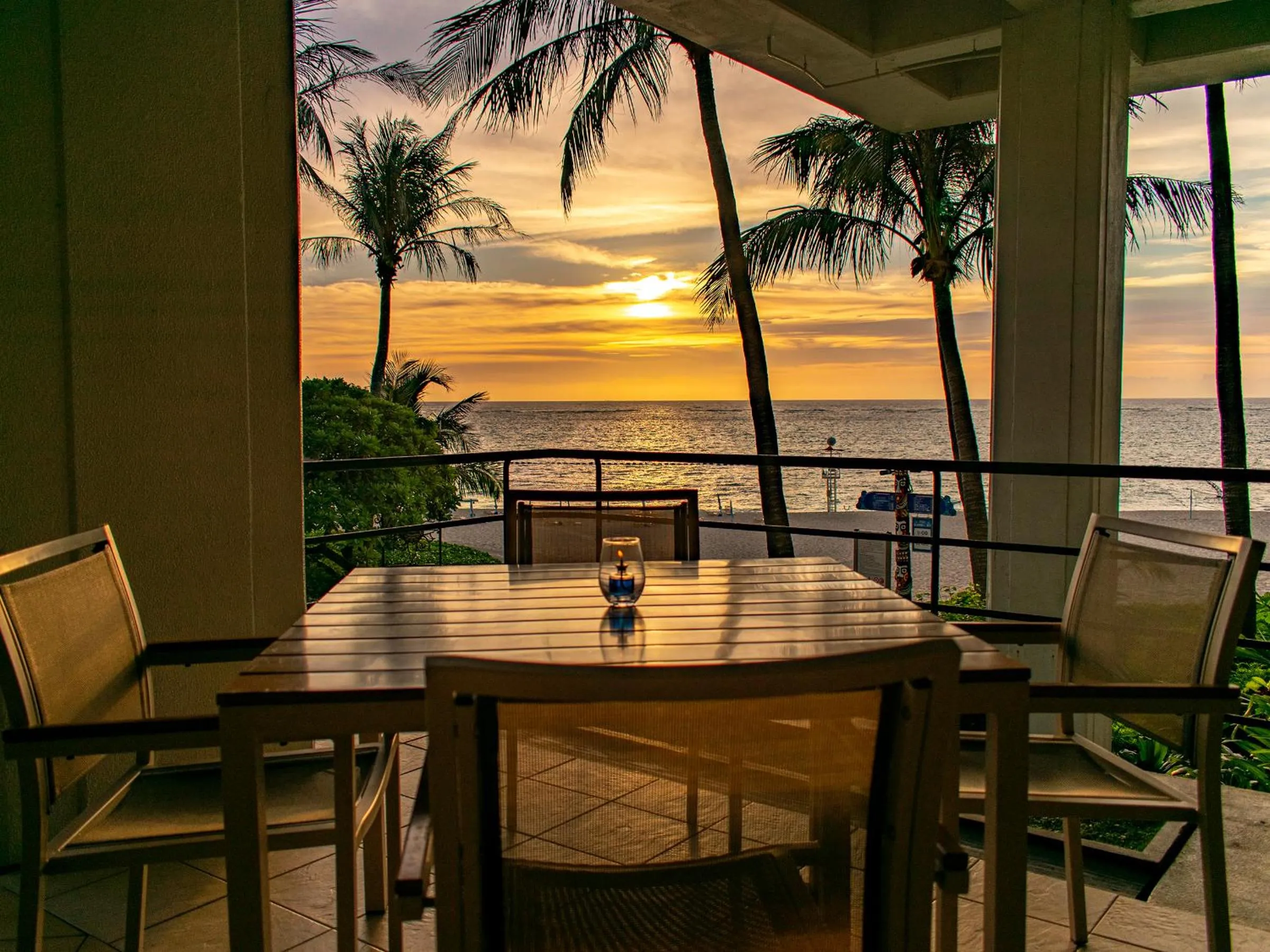 Restaurant/places to eat in The Moon Beach Museum Resort