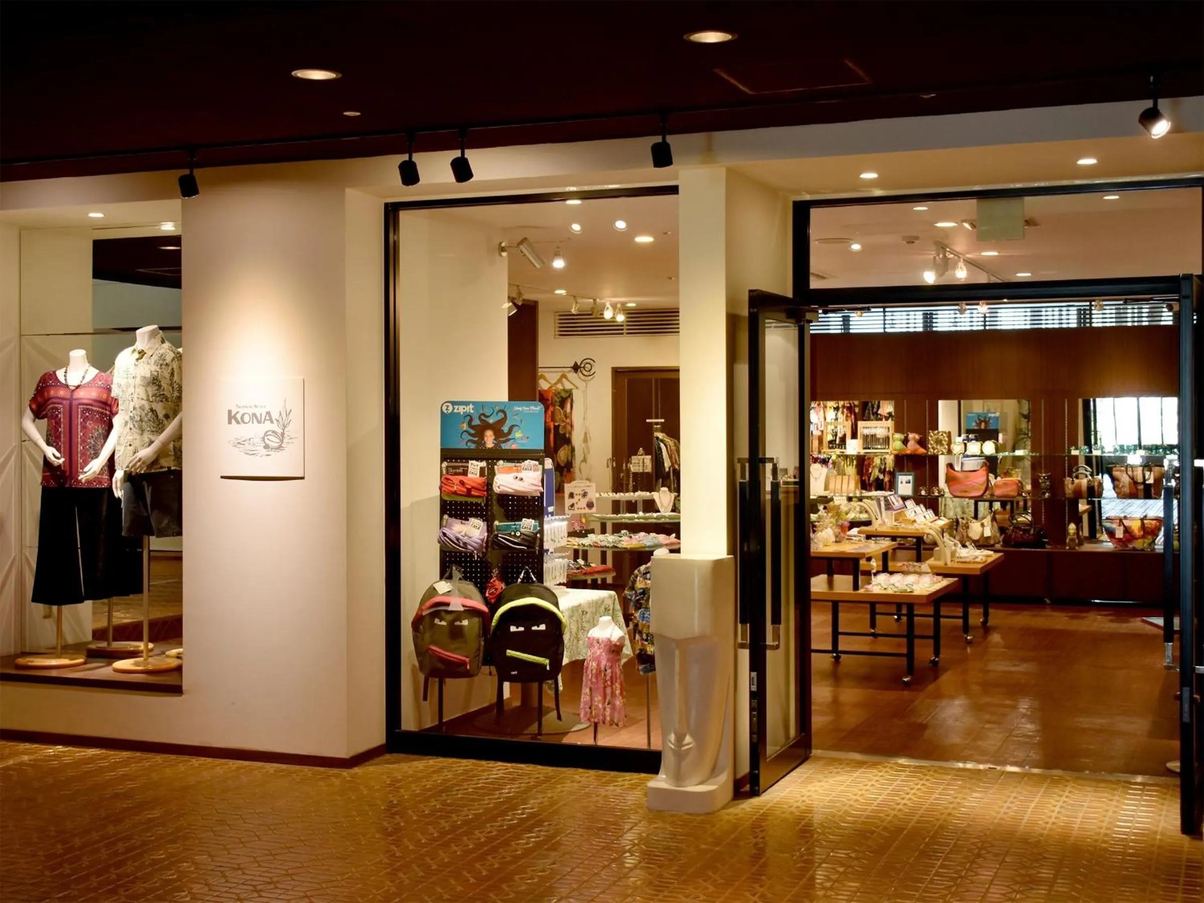 On-site shops in The Moon Beach Museum Resort