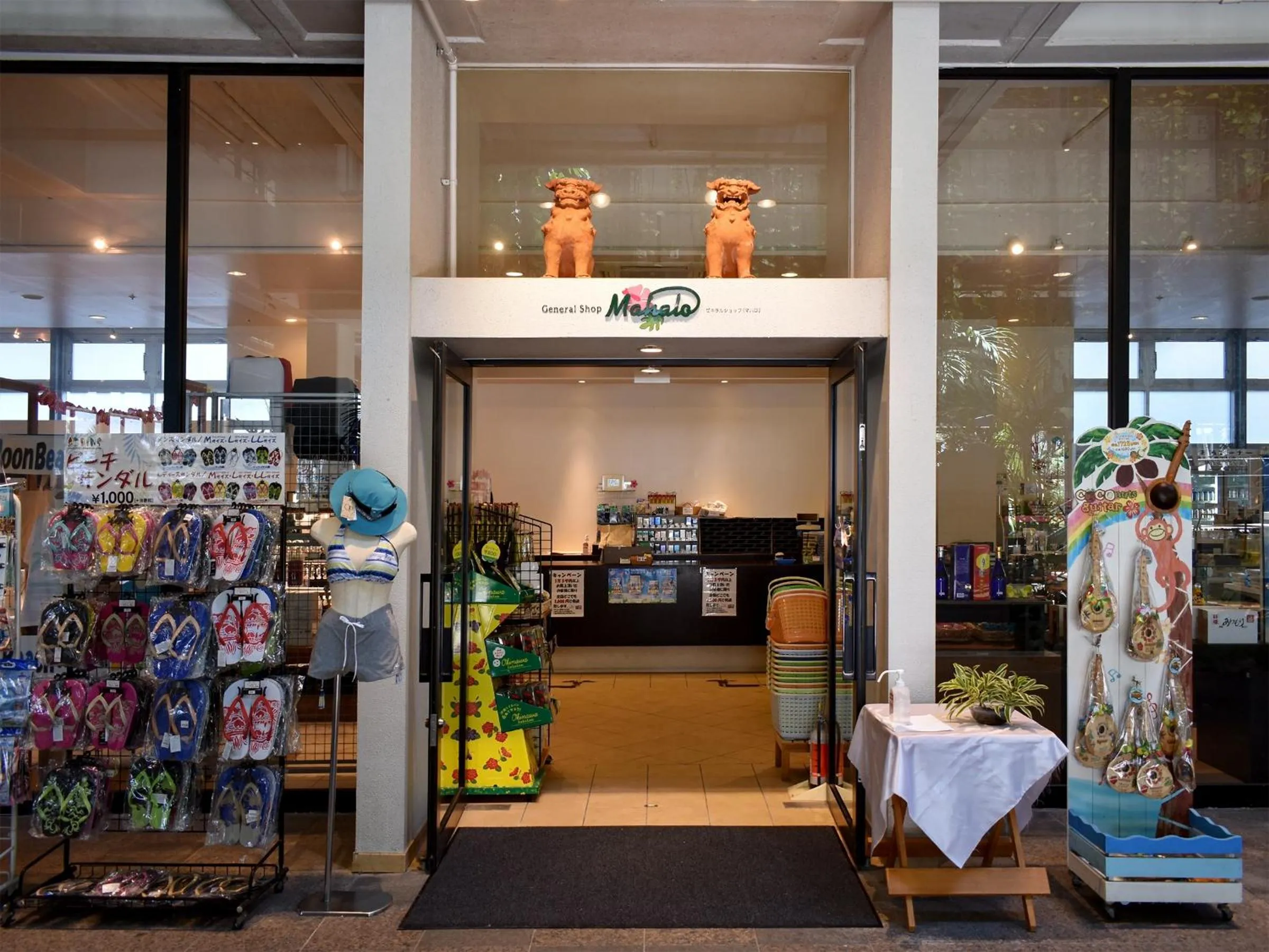 On-site shops in The Moon Beach Museum Resort