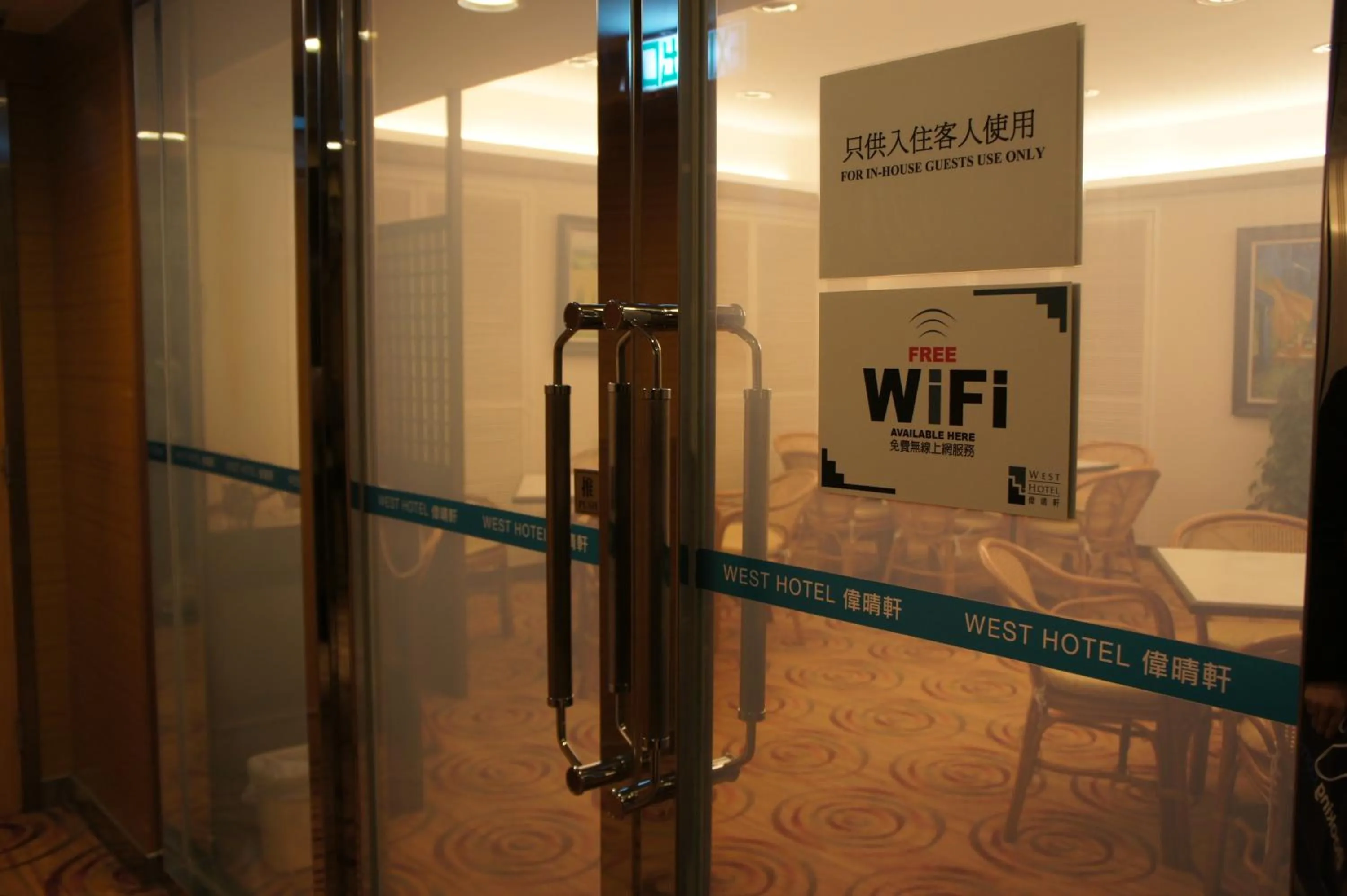 Facade/entrance in West Inn