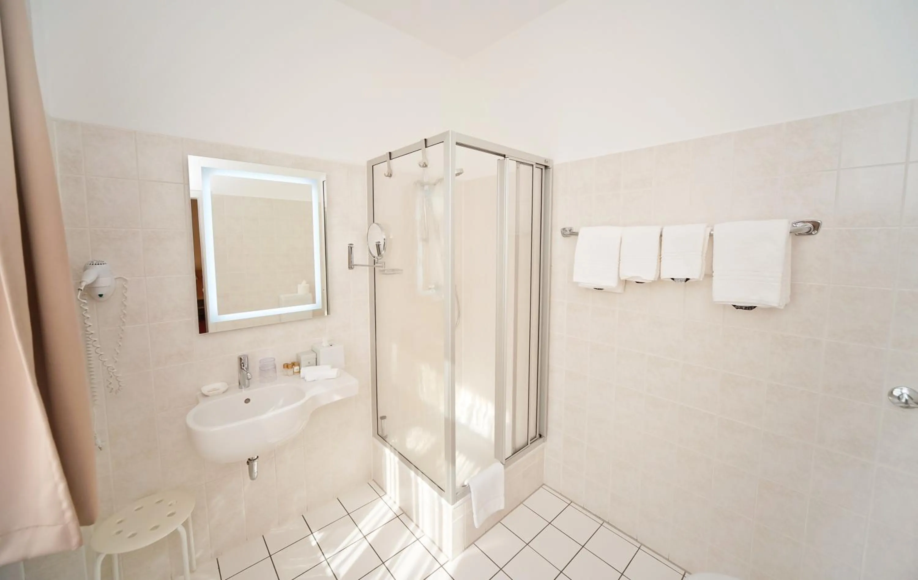 Bathroom in City-Hotel Am Wasserturm Halle