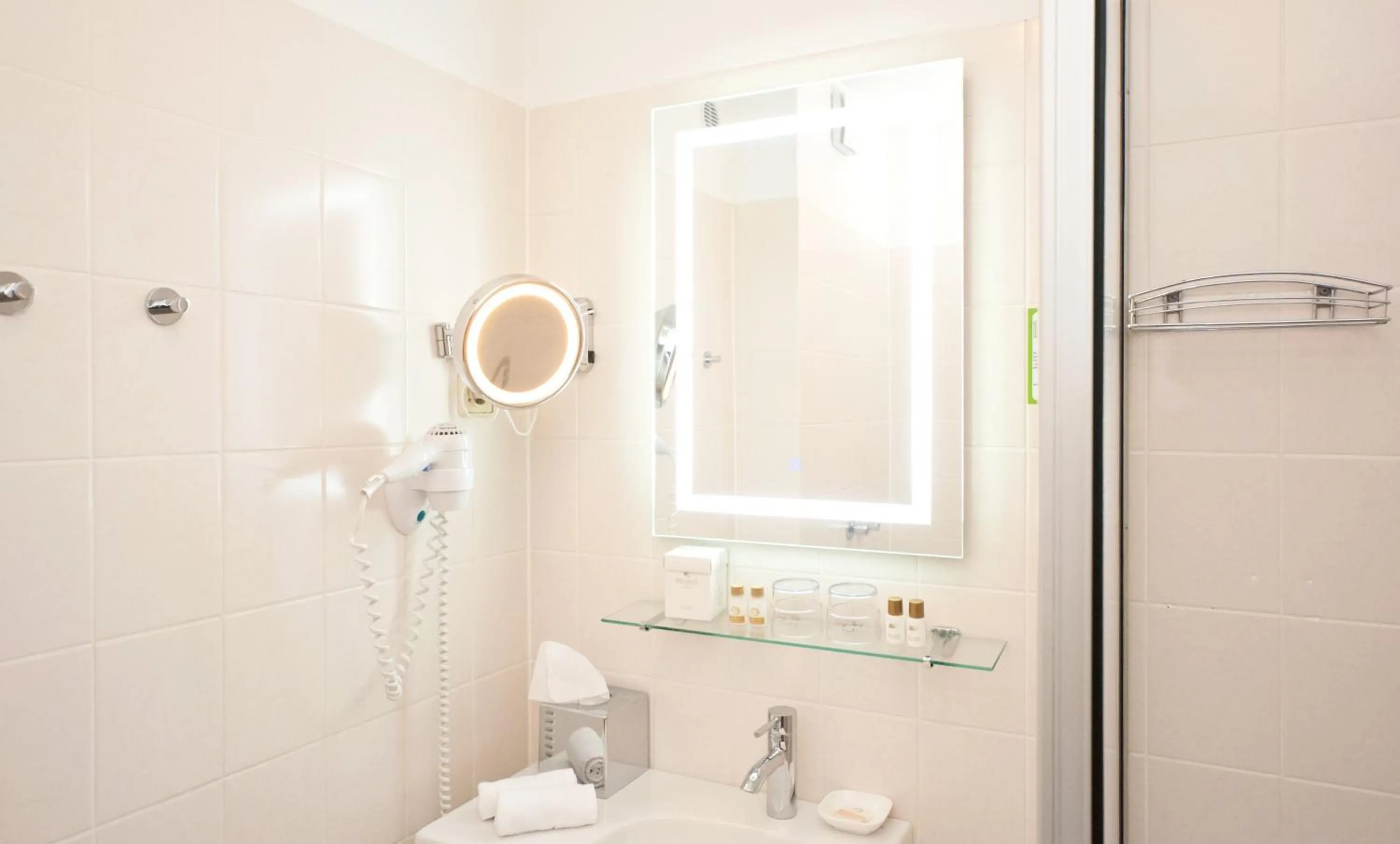 Bathroom in City-Hotel Am Wasserturm Halle