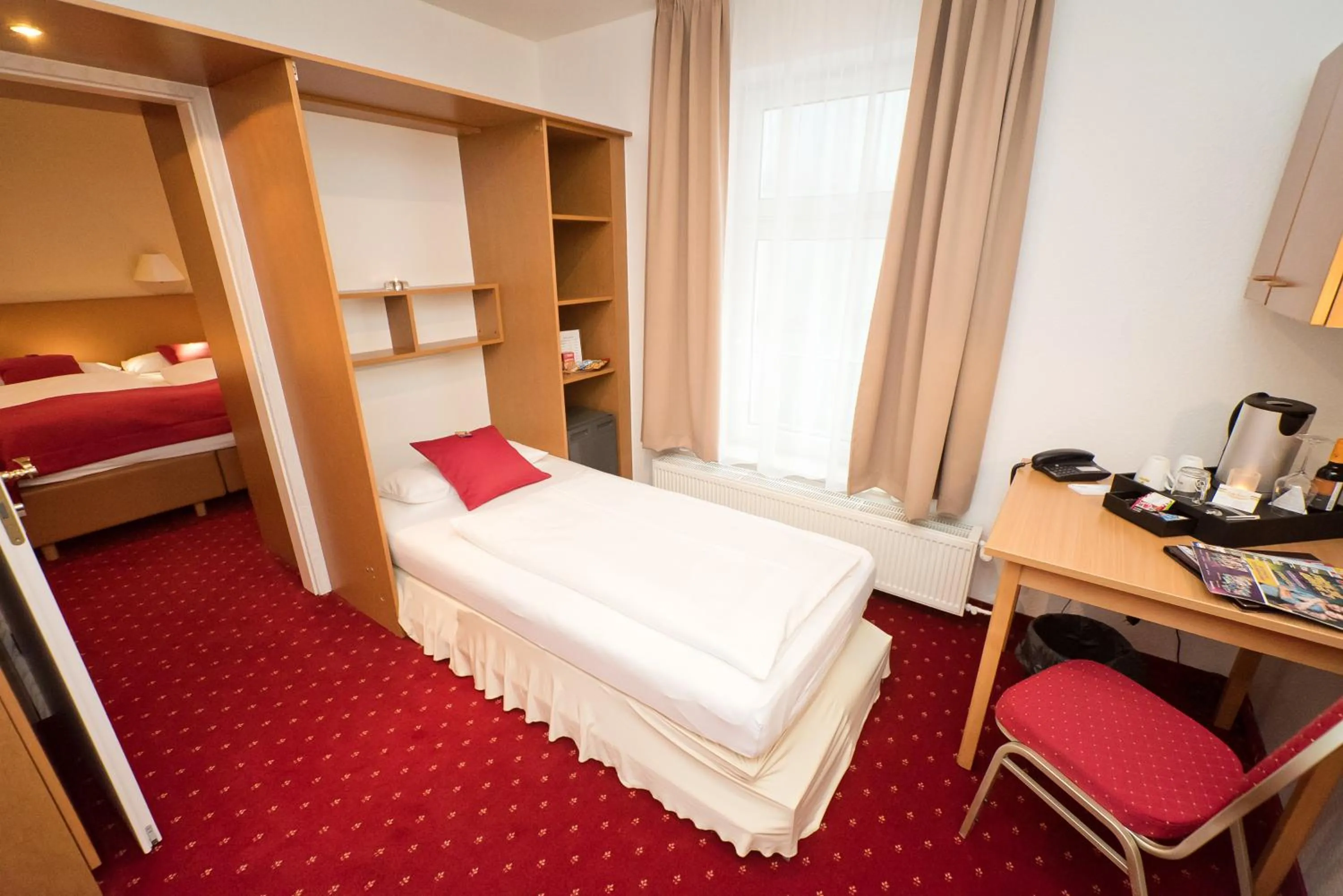 Coffee/tea facilities, Bed in City-Hotel Am Wasserturm Halle