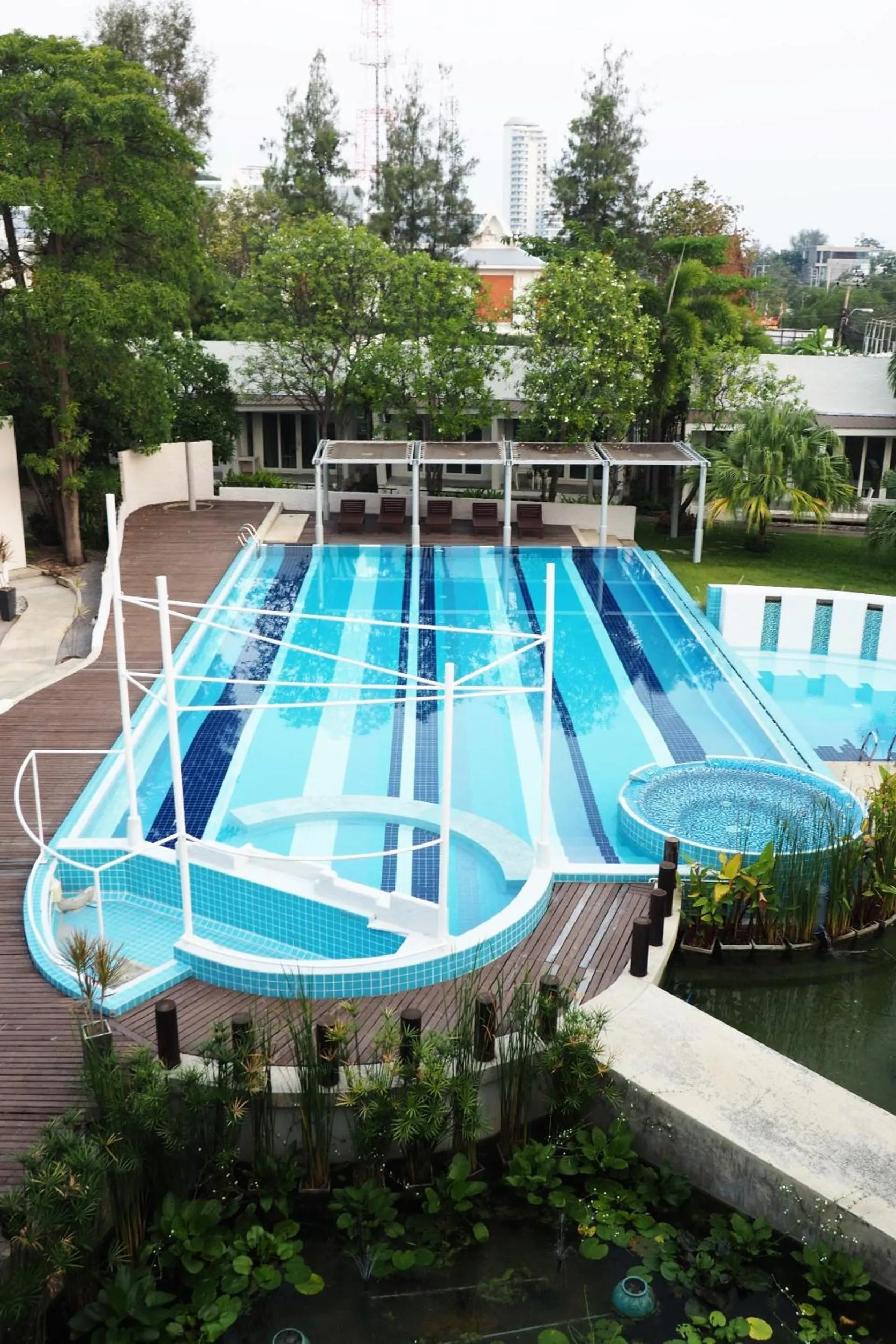 Swimming pool in Kochira