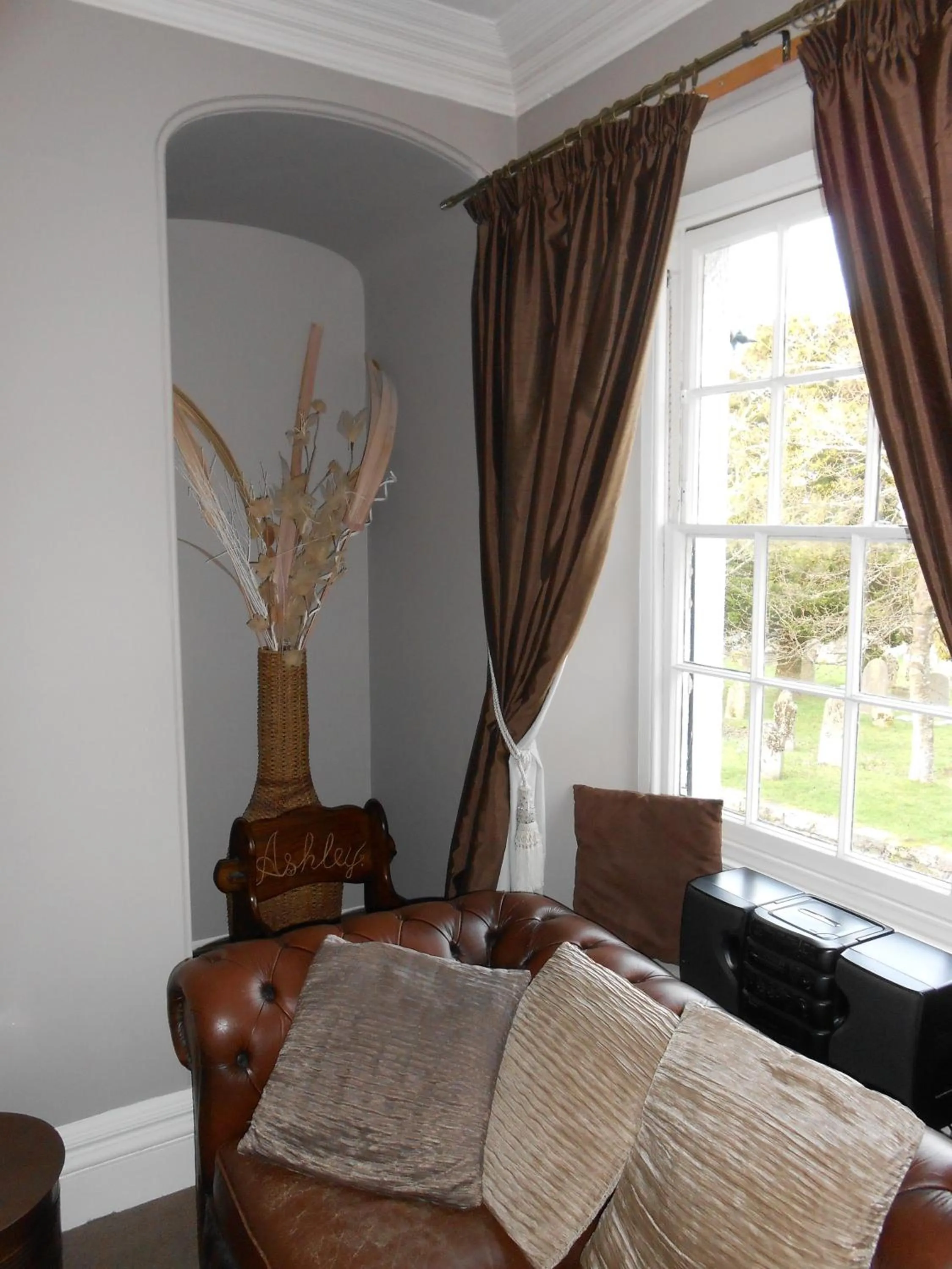 Decorative detail, Bed in The Globe Inn
