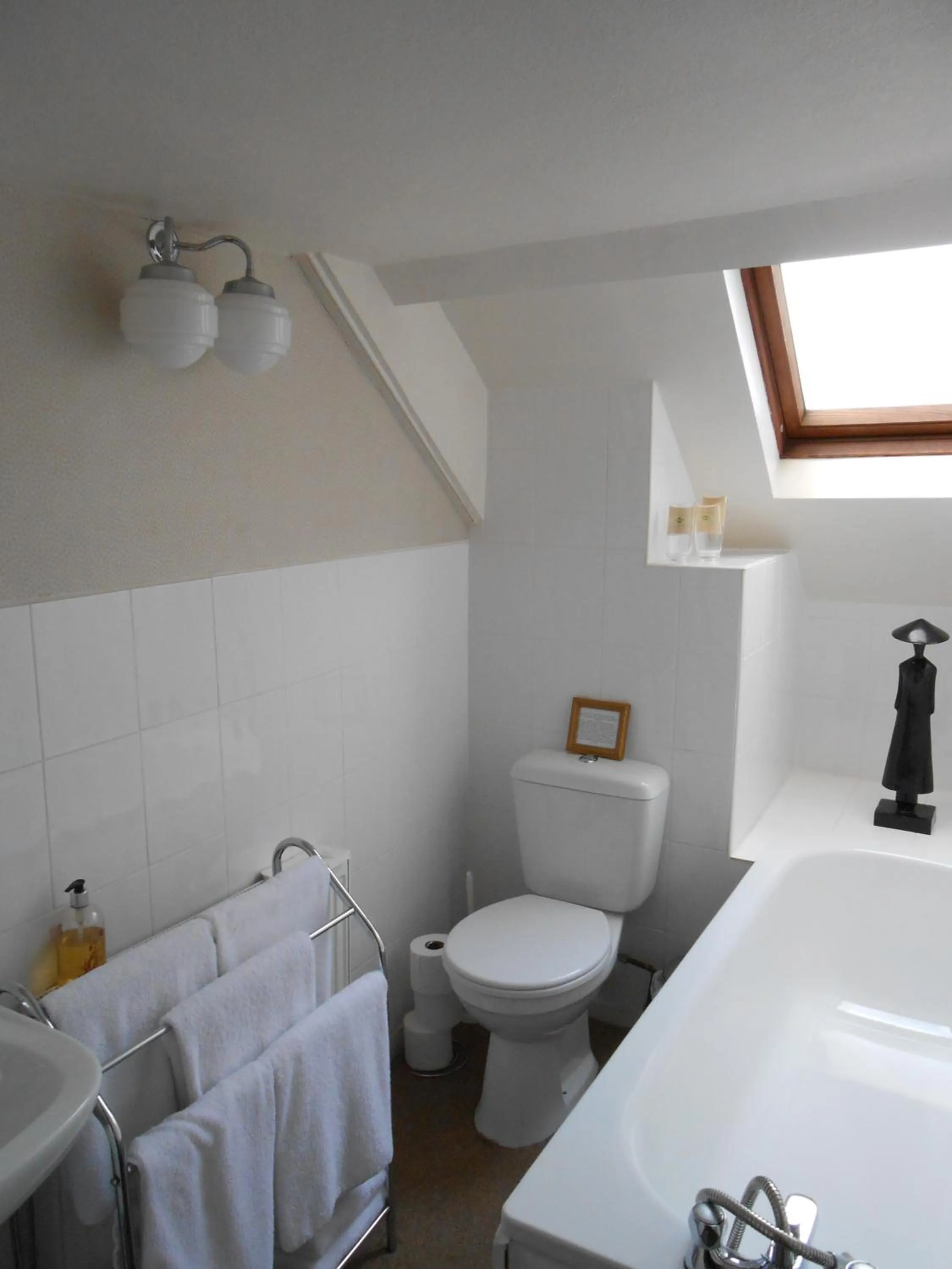 Bathroom, Bed in The Globe Inn