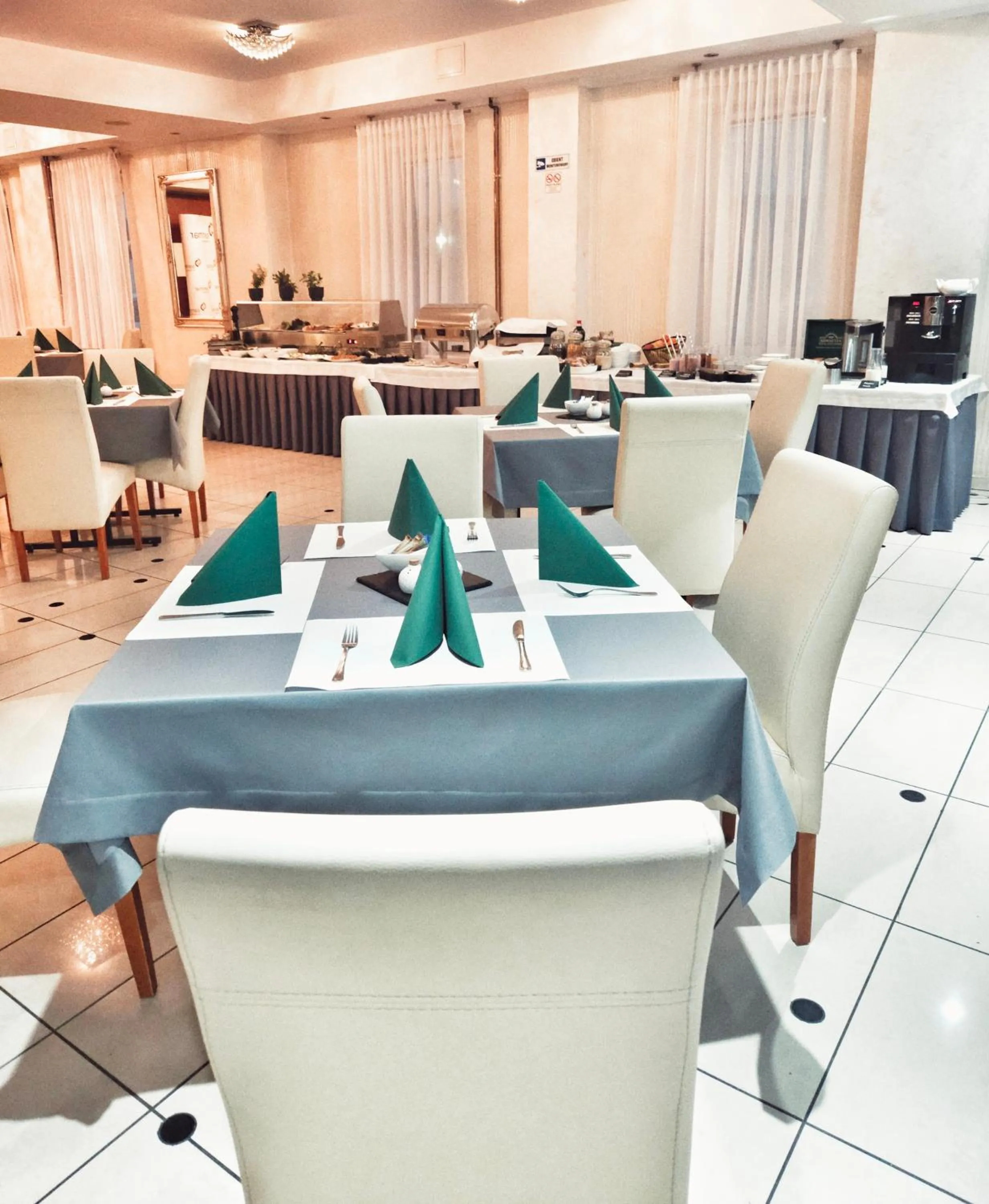 Restaurant/Places to Eat in Hotel Max