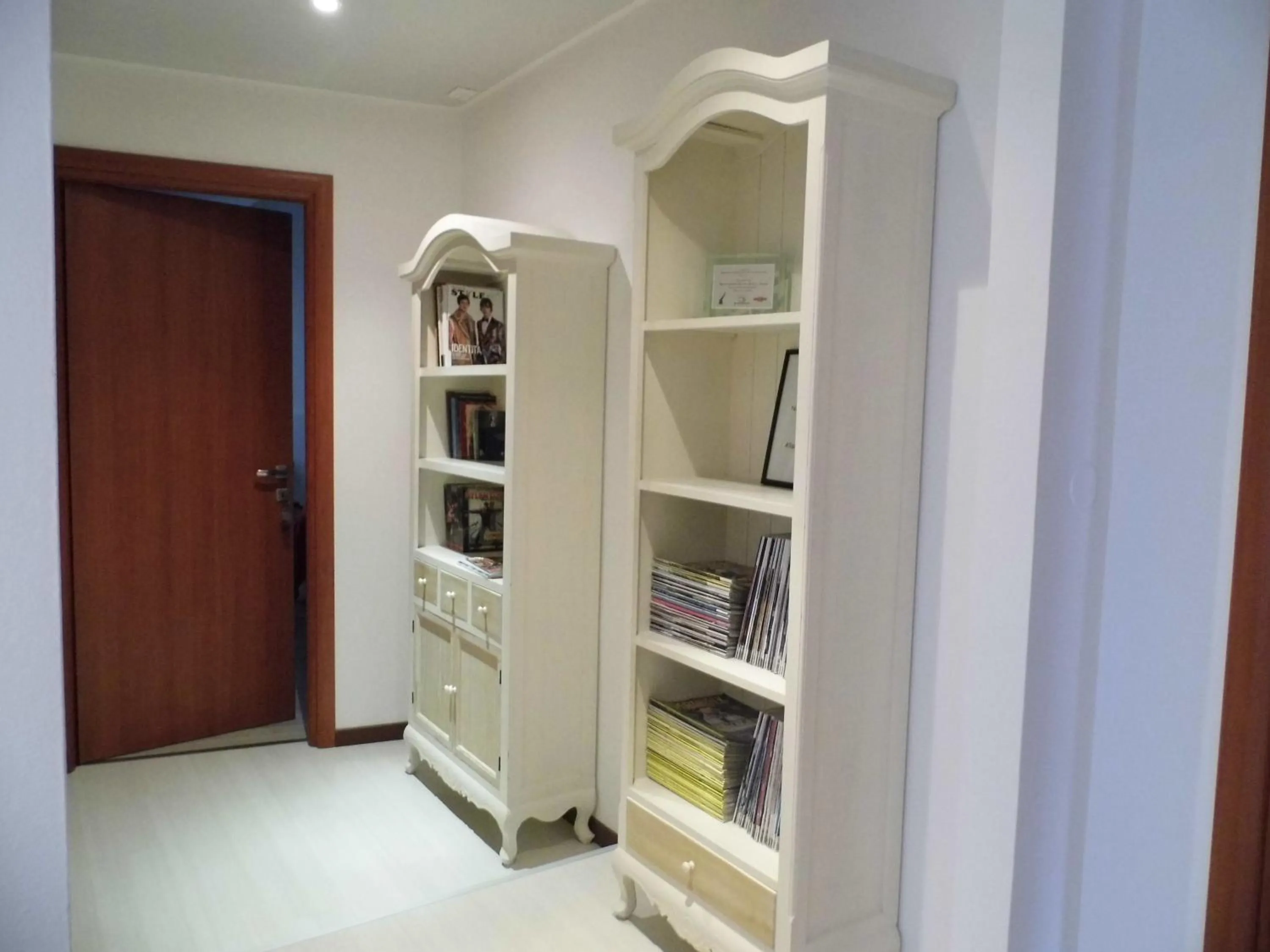 Library in B&B Alla Casa di Lucia